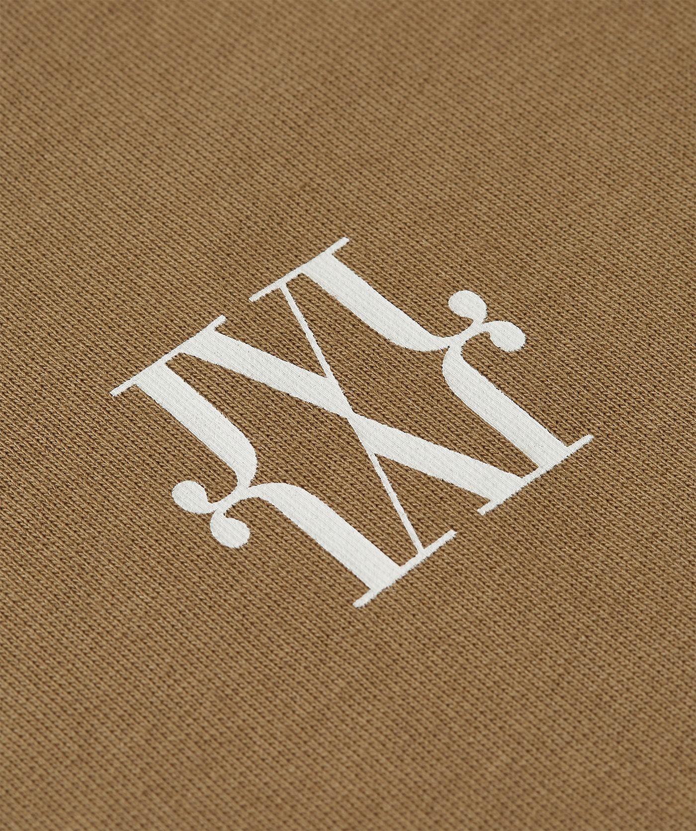 Close-up van JOSH V-logo op de borst.