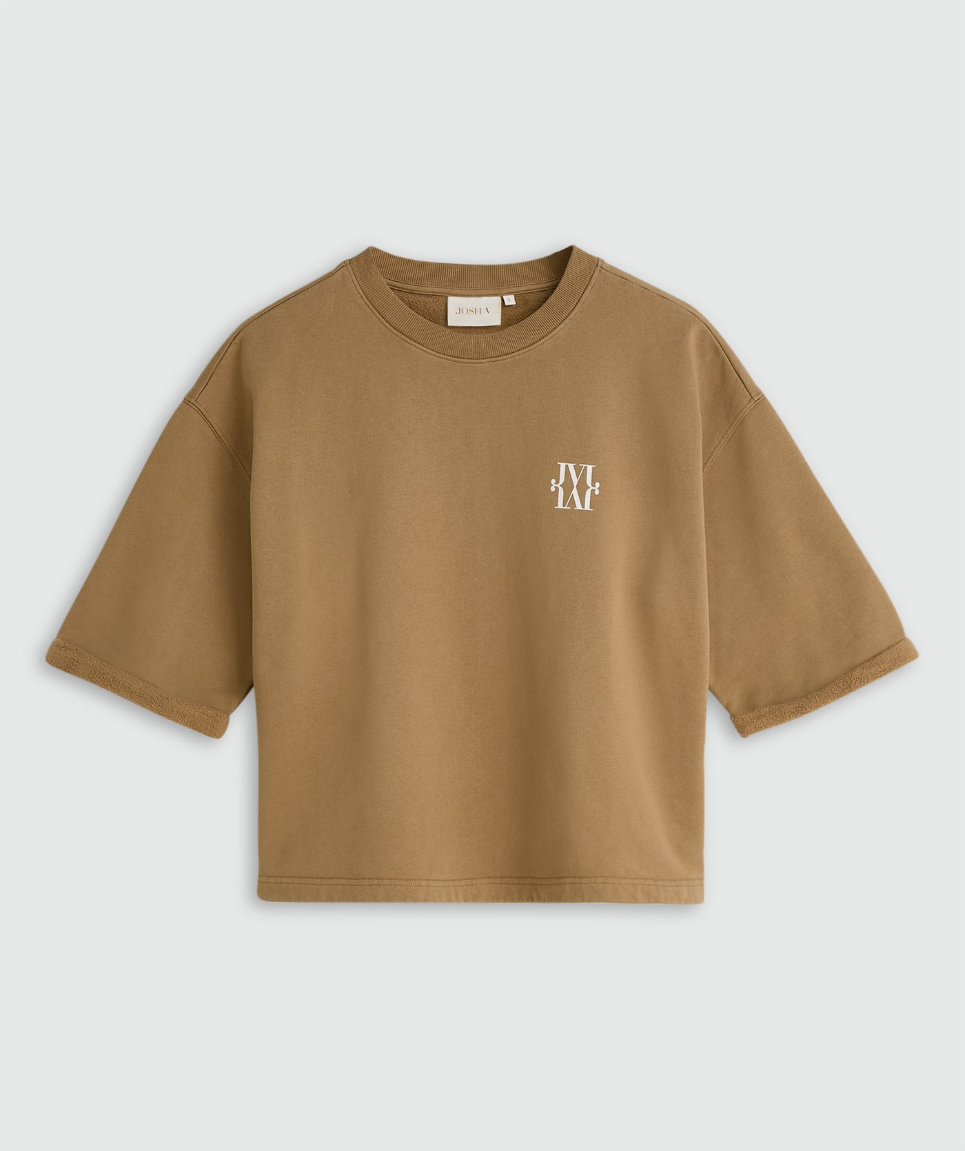 Sweater met korte mouwen en een JOSH v-logo op de borst in de kleur Khaki zonder model, weergegeven op een lichtgrijze achtergrond