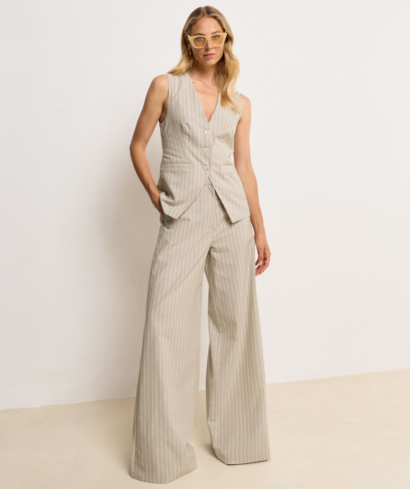 Model draagt een gilet met strepen in de kleur Stone Stripe