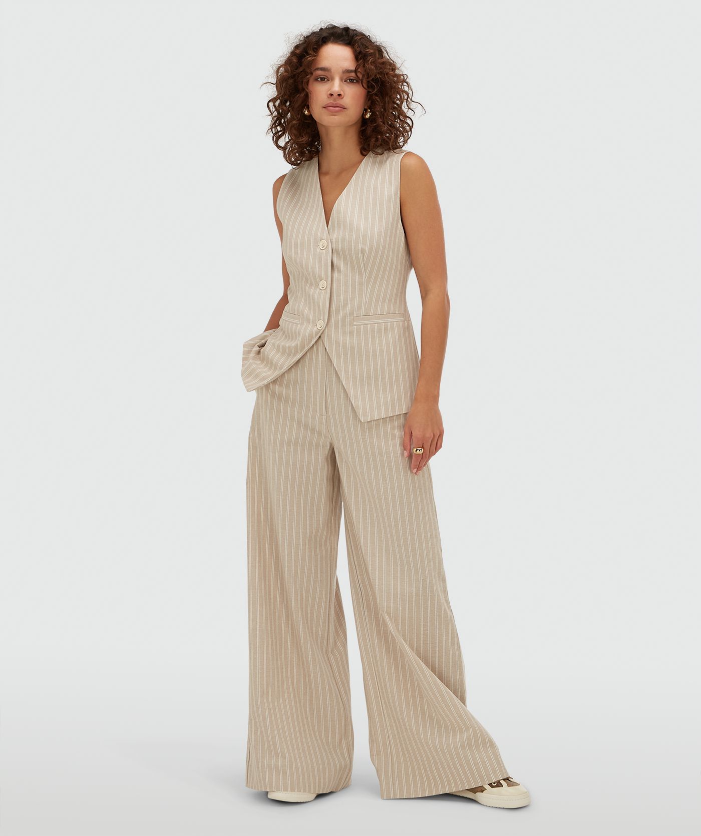 Model draagt een gilet met strepen in de kleur Stone Stripe