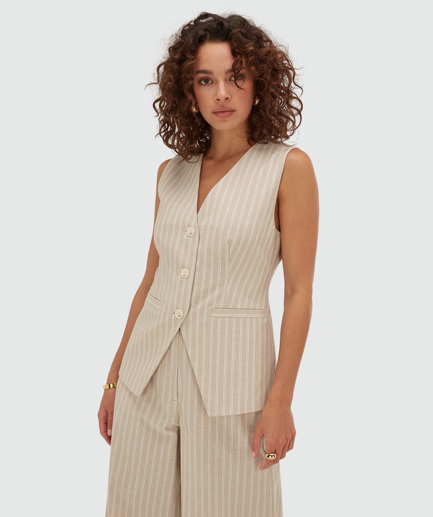 Model draagt een gilet met strepen in de kleur Stone Stripe