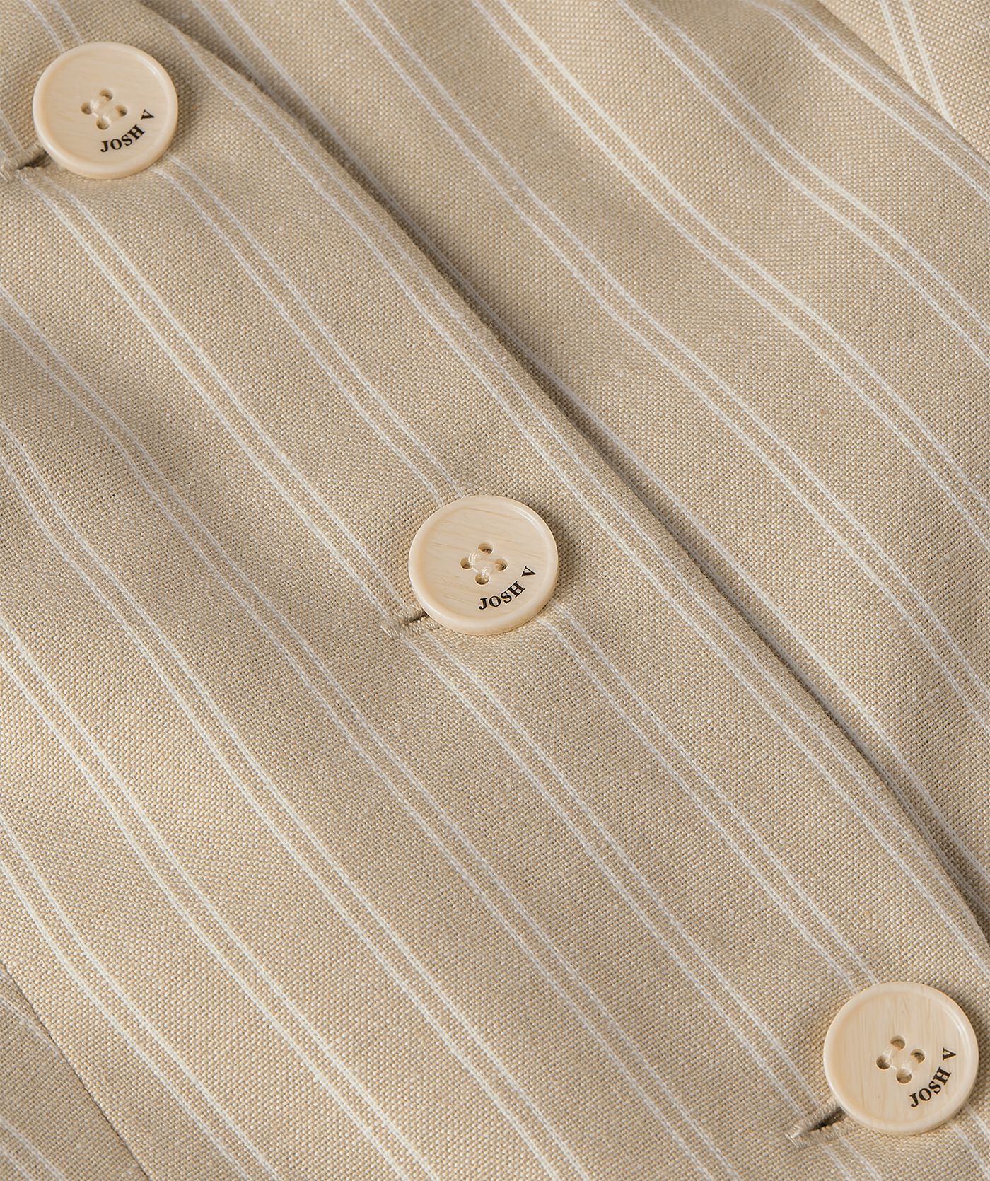 Close-up van een gilet met strepen in de kleur Stone Stripe