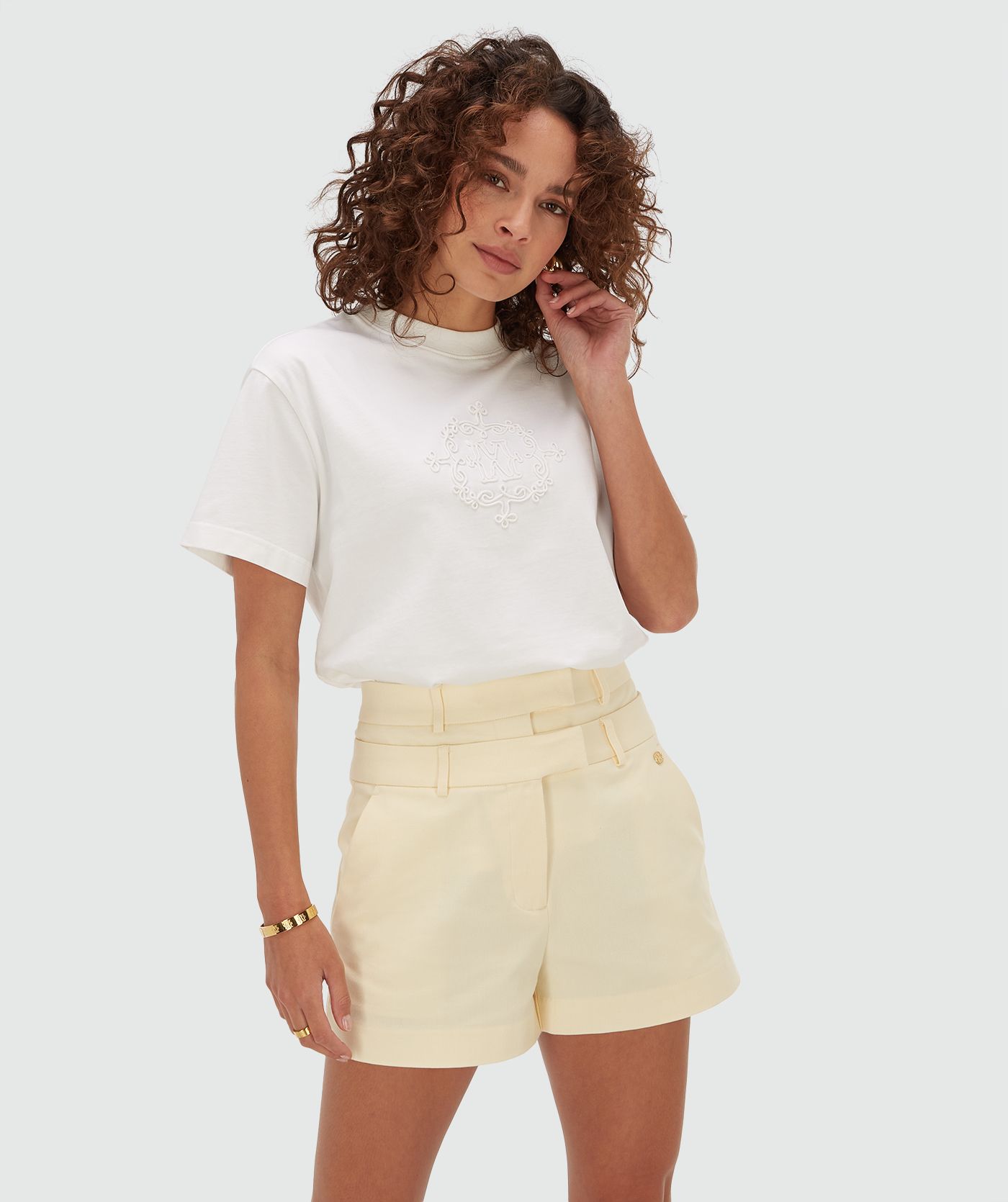 Model draagt een high waisted short in de kleur Butter Yellow 