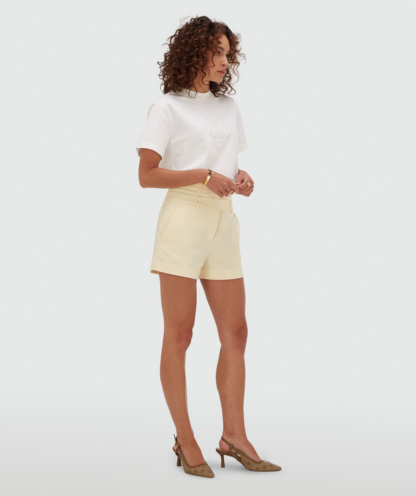 Model draagt een high waisted short in de kleur Butter Yellow 