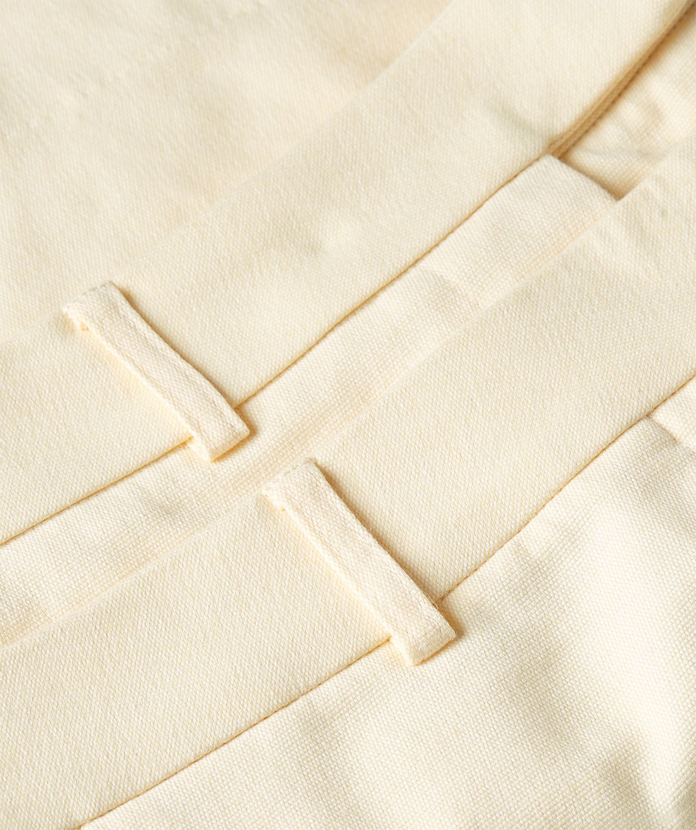 Close-up van een high waisted short in de kleur Butter Yellow