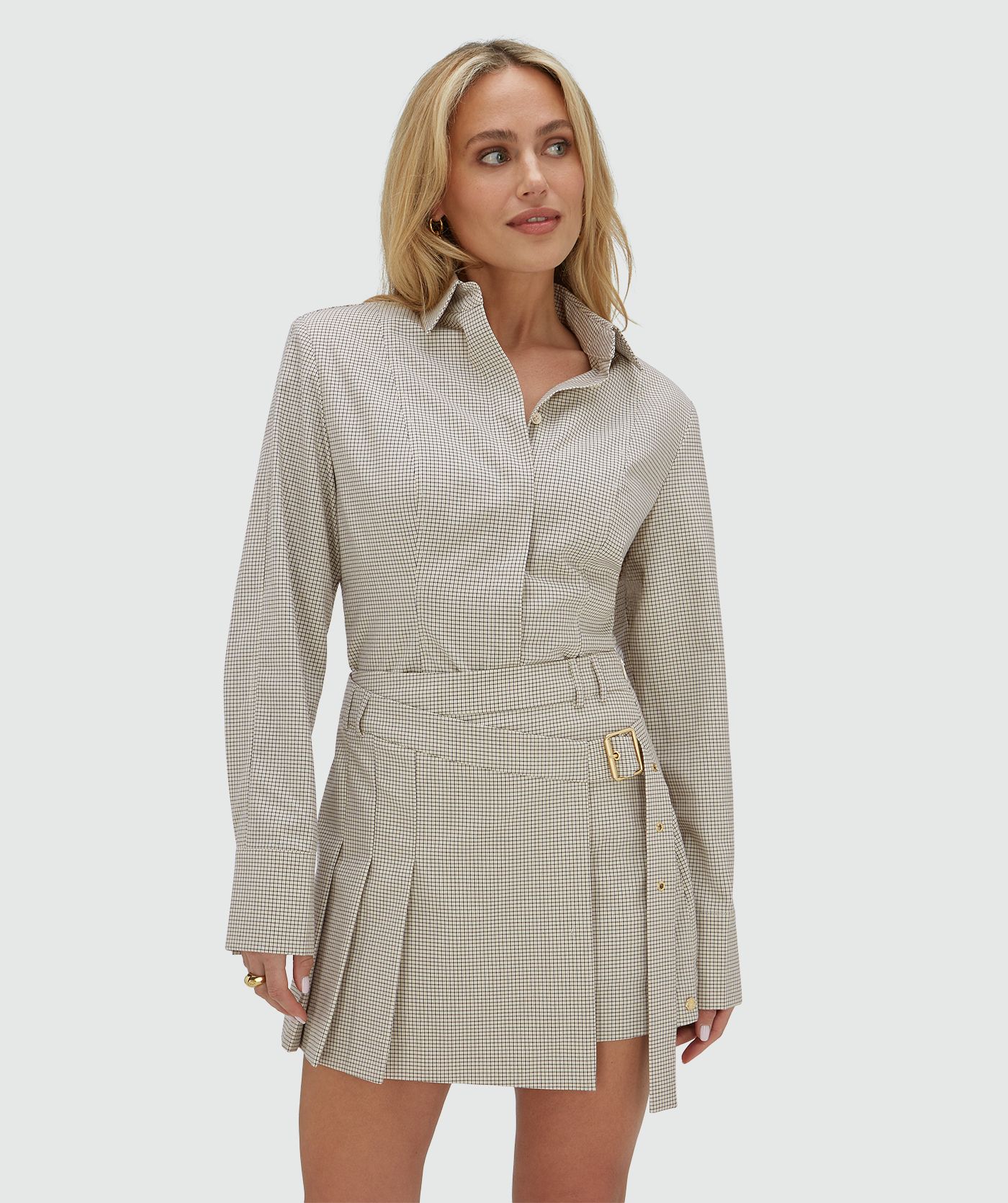 Model draagt een mid rise skort in het Stone Check-patroon