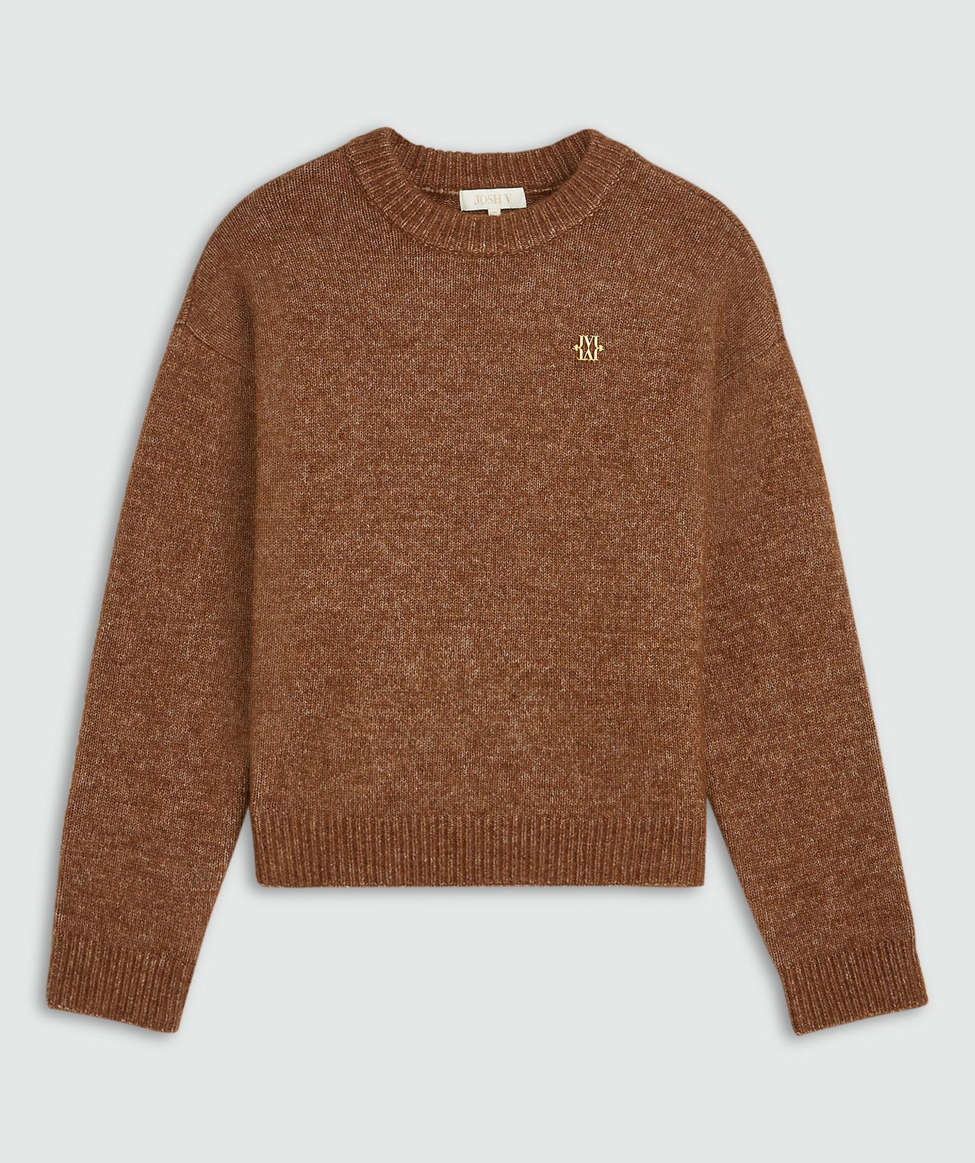 Bruine trui met een klein gouden JOSH V logo op de borst zonder model, weergegeven op een lichtgrijze achtergrond.