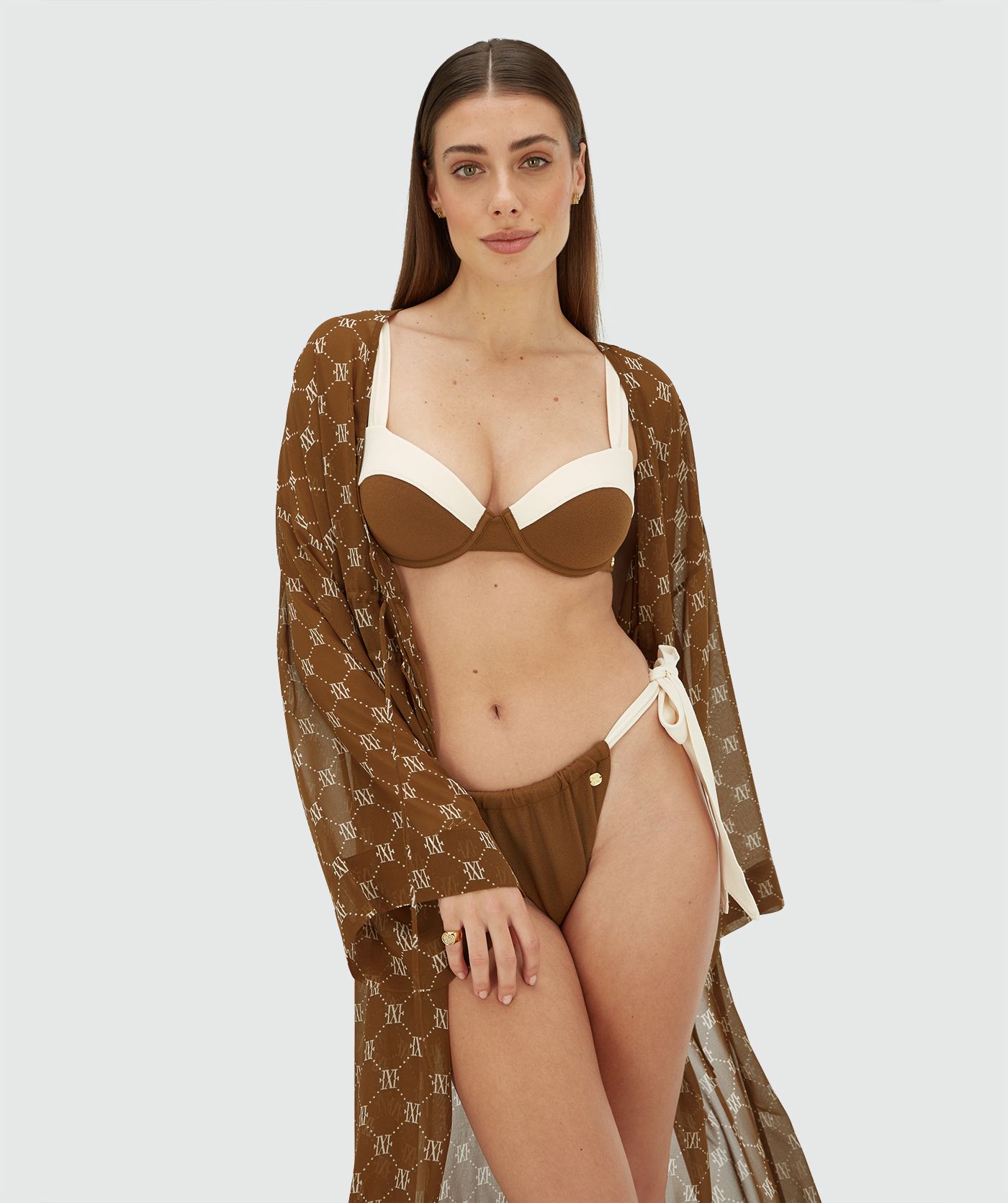 Model draagt een mid rise bikinibroekje in de kleur Brown Ecru 