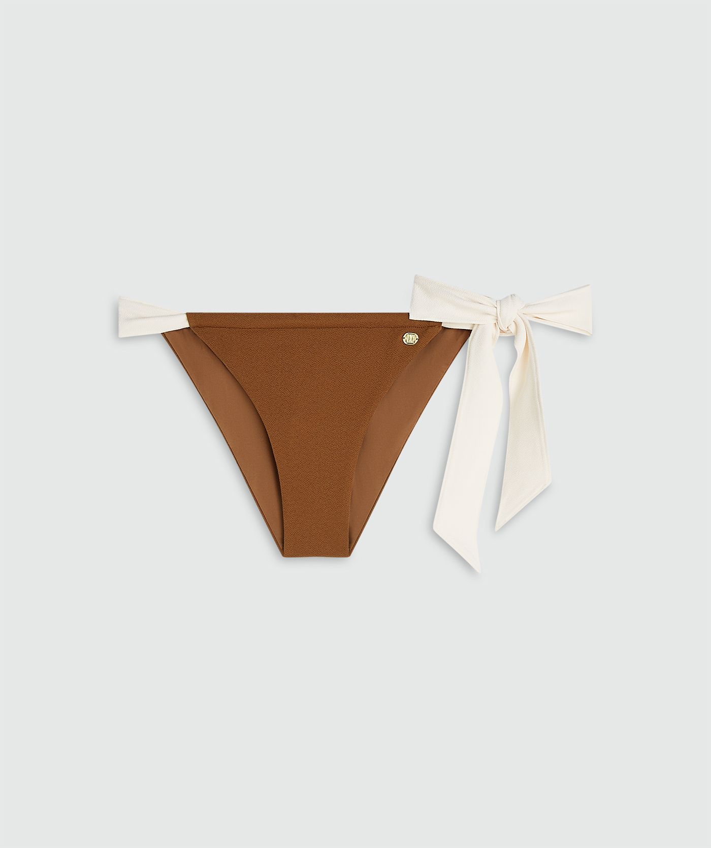 Een mid rise bikinibroekje in de kleur Brown Ecru, zonder model, weergegeven op een lichtgrijze achtergrond