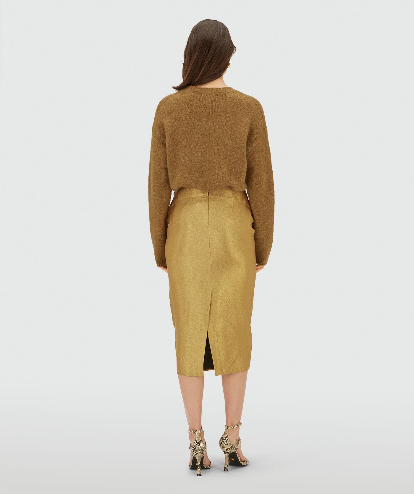 Achteraanzicht van een model in een Dark Gold midi kort met een overslagdetail en een strikceintuur in de taille