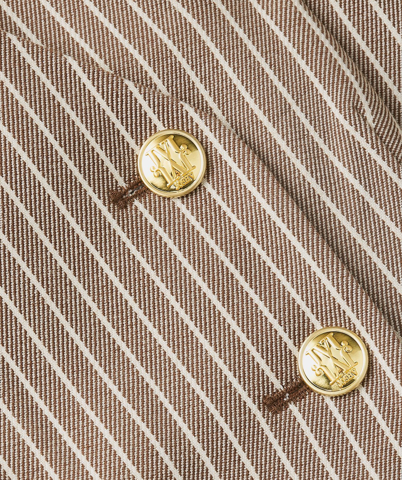 Close-up van de gouden knopen aan de voorkant van de gestreepte gilet.