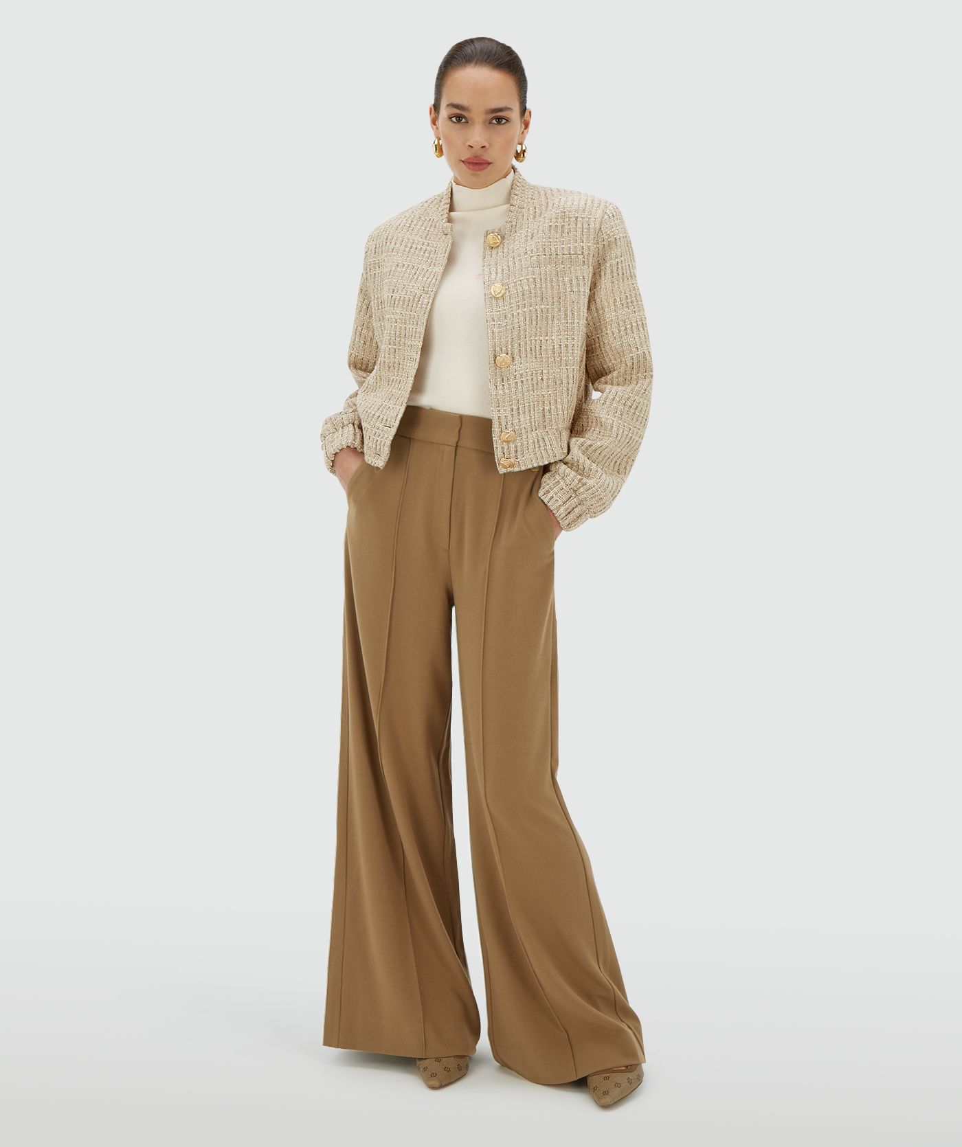 Model draagt een light ecru bomber jacket met lurex en goudkleurige JOSH V branded knopen - Josh V