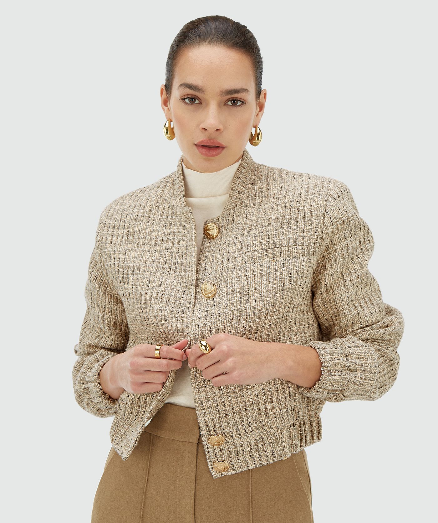 Model draagt een light ecru bomber jacket met lurex en goudkleurige JOSH V branded knopen - Josh V