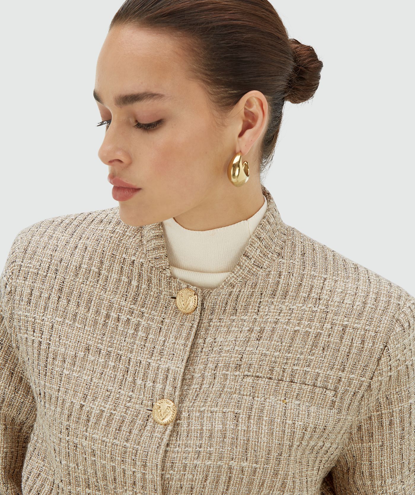 Model draagt een light ecru bomber jacket met lurex en goudkleurige JOSH V branded knopen - Josh V