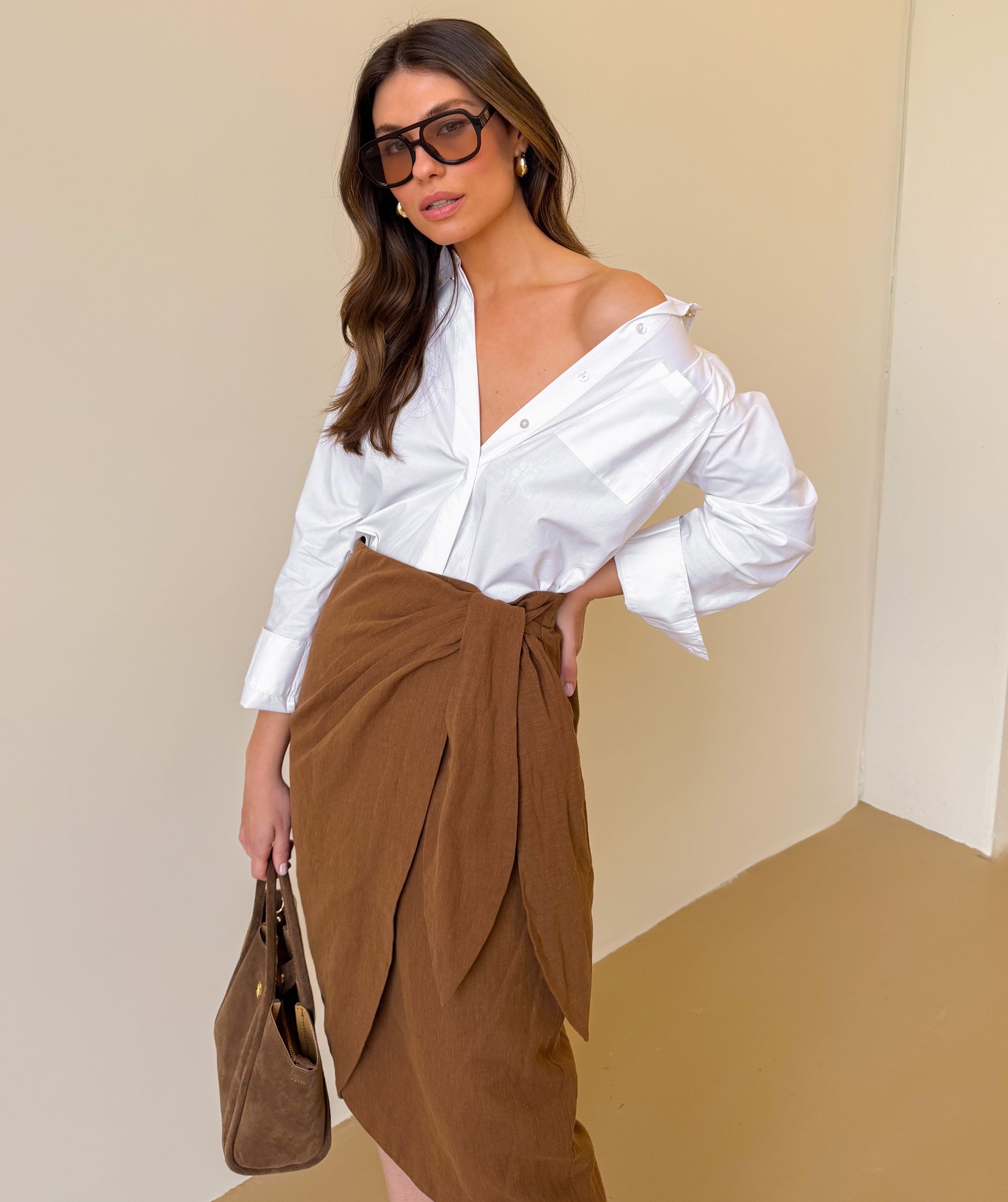 Model draagt een witte fitted blouse