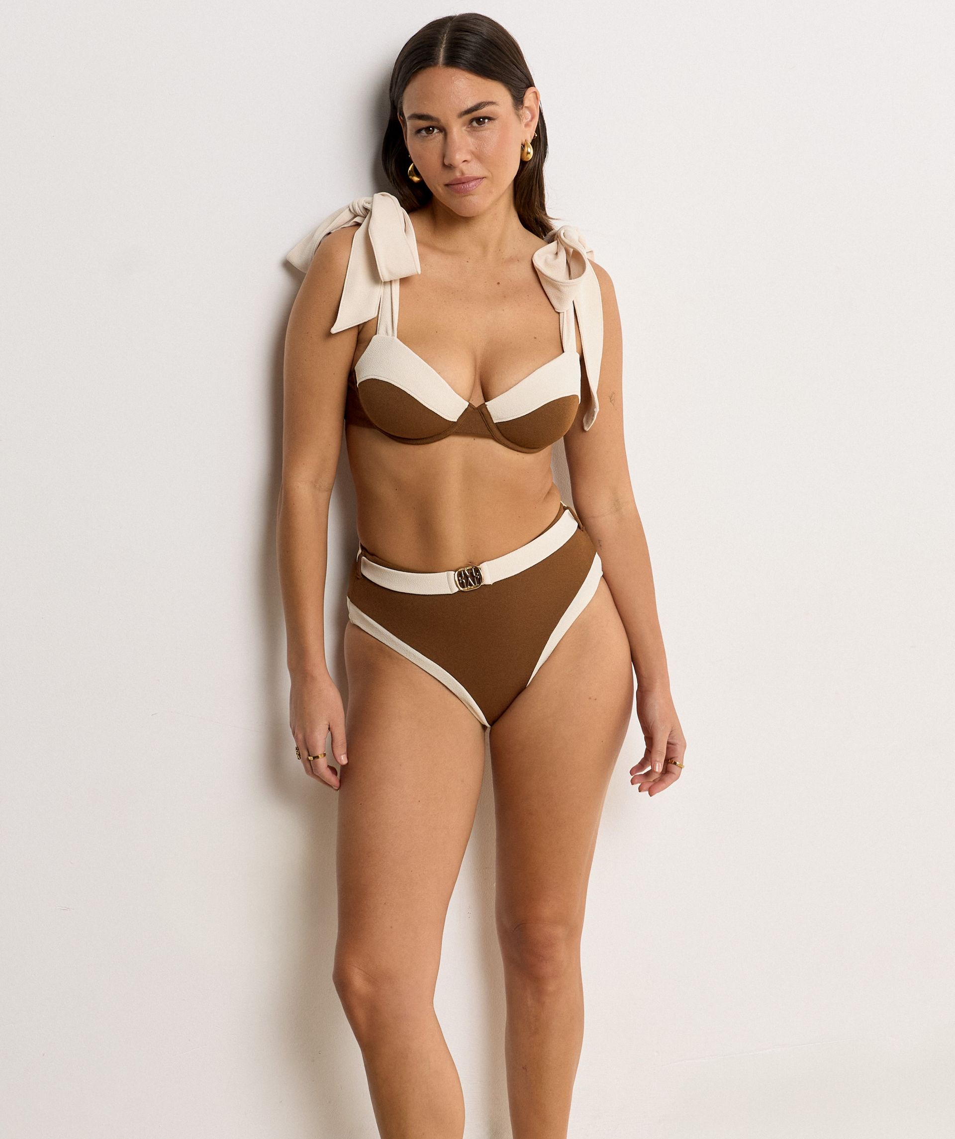 Model draagt een bikinitop met voorgevormde cups in de kleur Ecru Melange