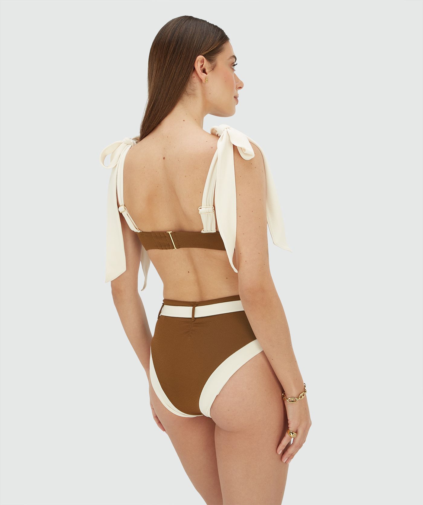 Achterzijde van een model in een bikinitop met voorgevormde cups in de kleur Ecru Melange