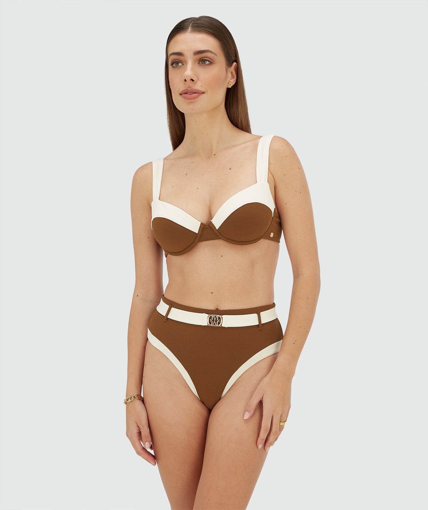 Model draagt een bikinitop met voorgevormde cups in de kleur Ecru Melange