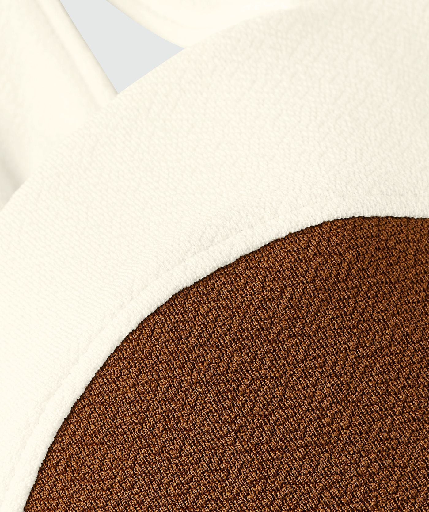 Close-up van een bikinitop met voorgevormde cups in de kleur Ecru Melange