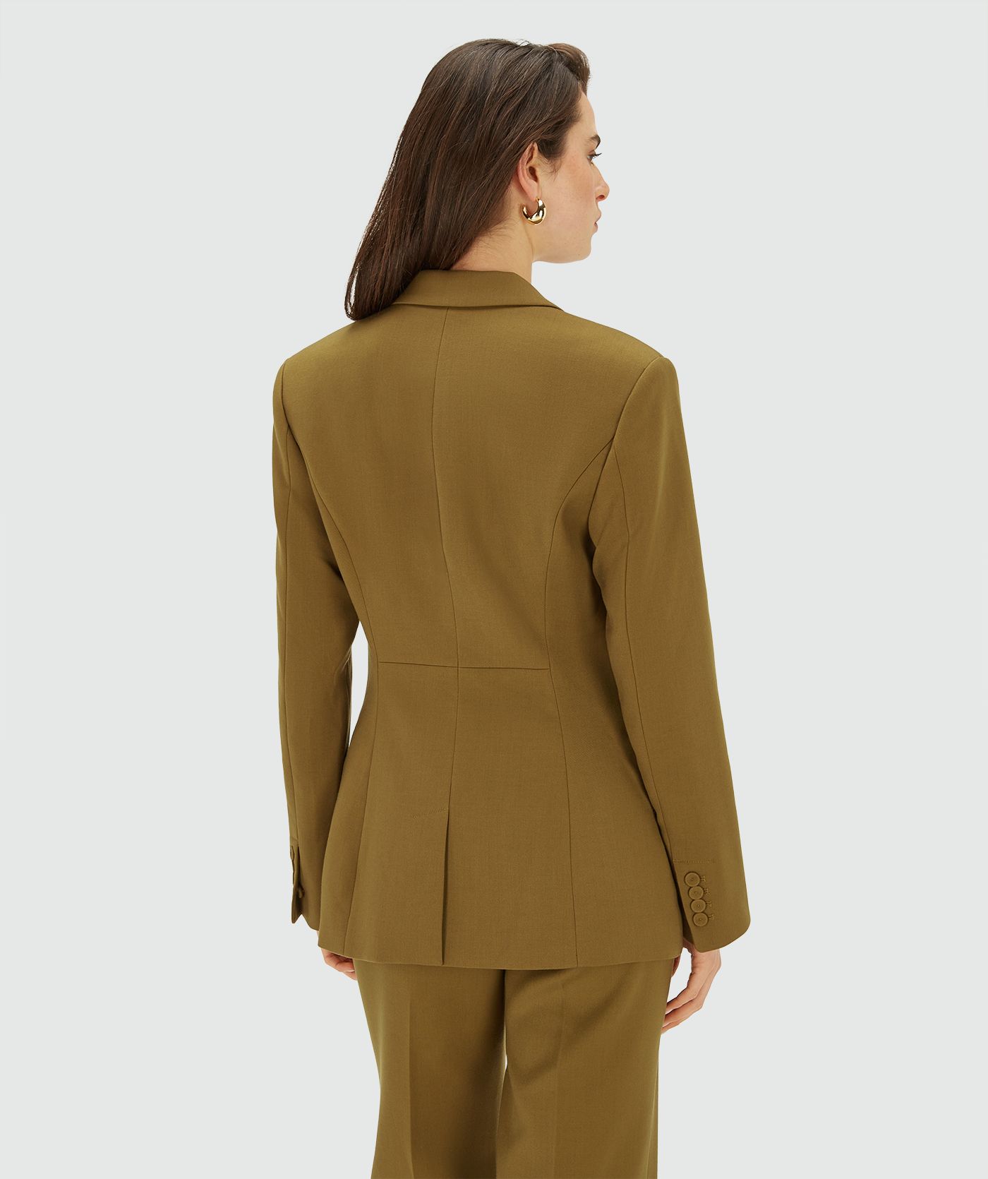 Achteraanzicht model in een Olive Green blazer