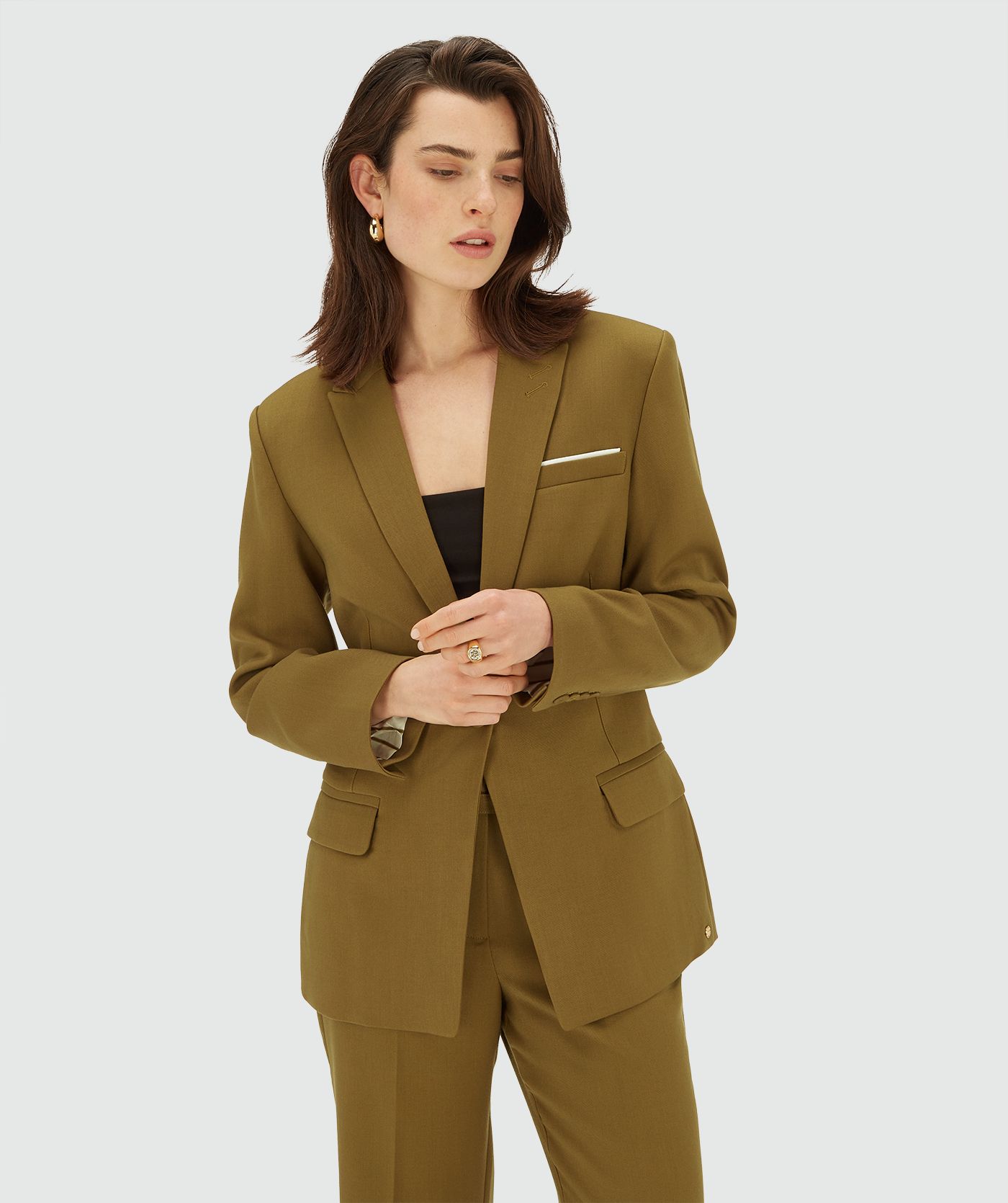 Model draagt een Olive Green blazer met klepzakken