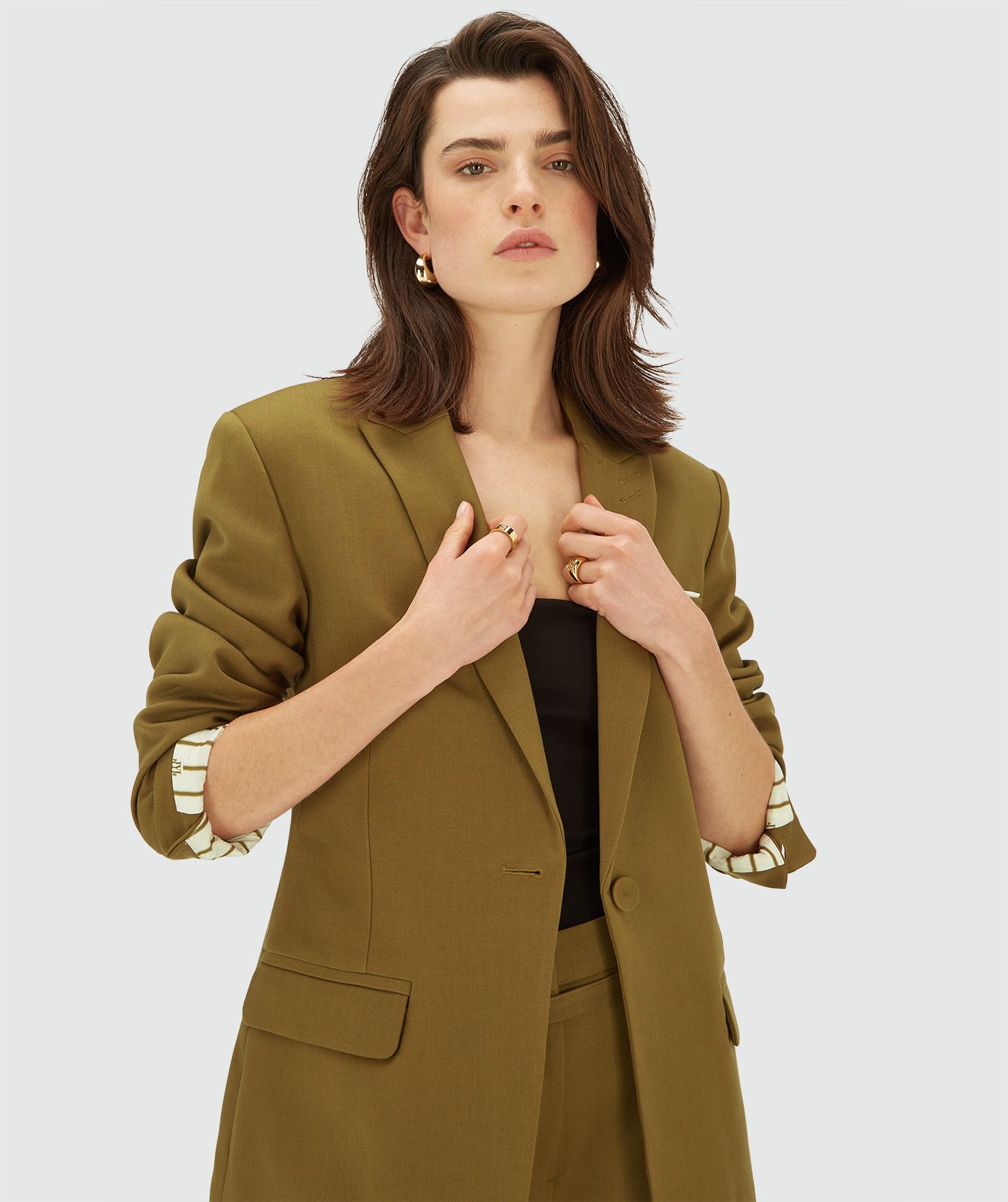 Model draagt een Olive Green blazer met klepzakken
