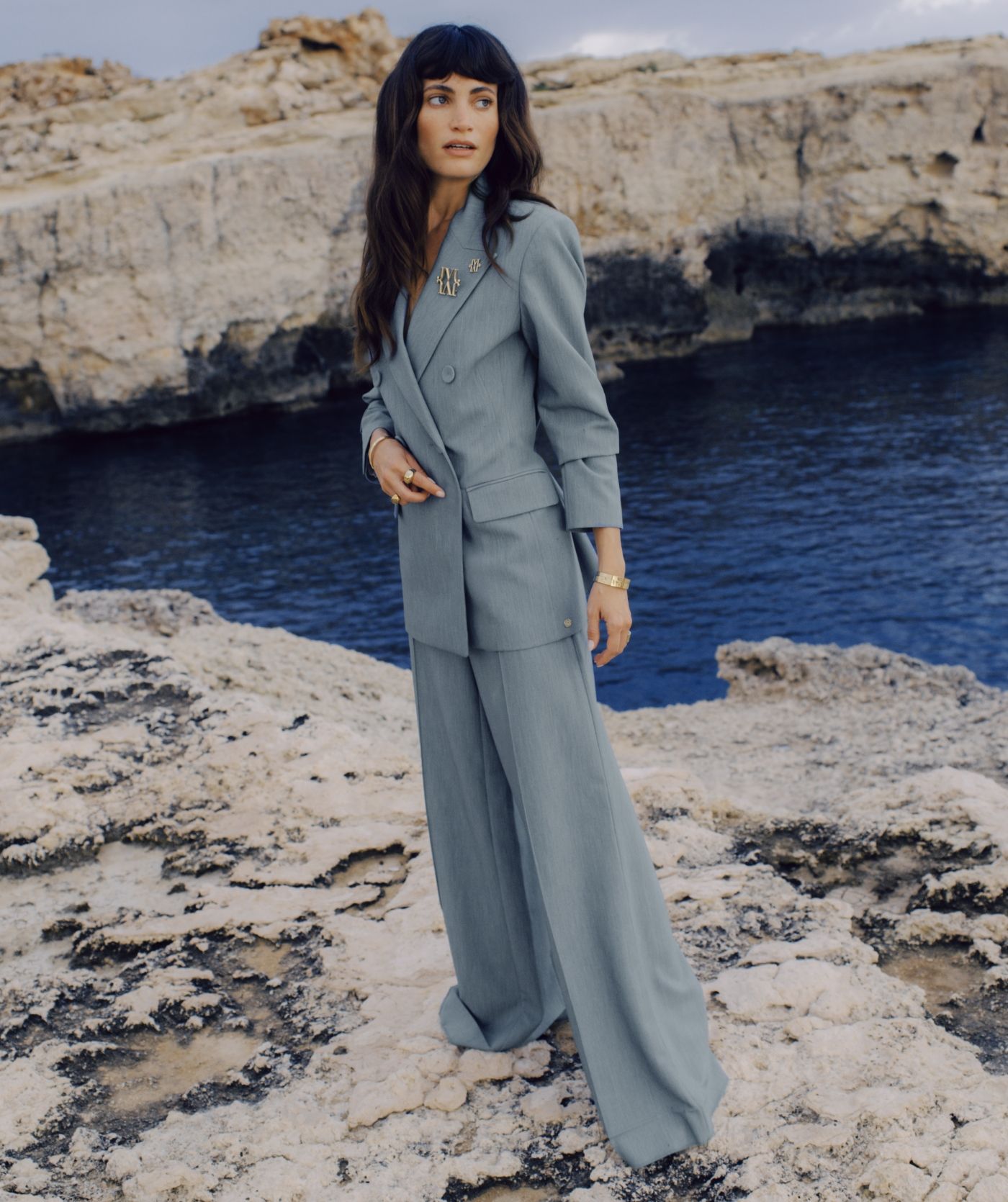 Model draagt een fitted blazer in de kleur Sky Blue Melange