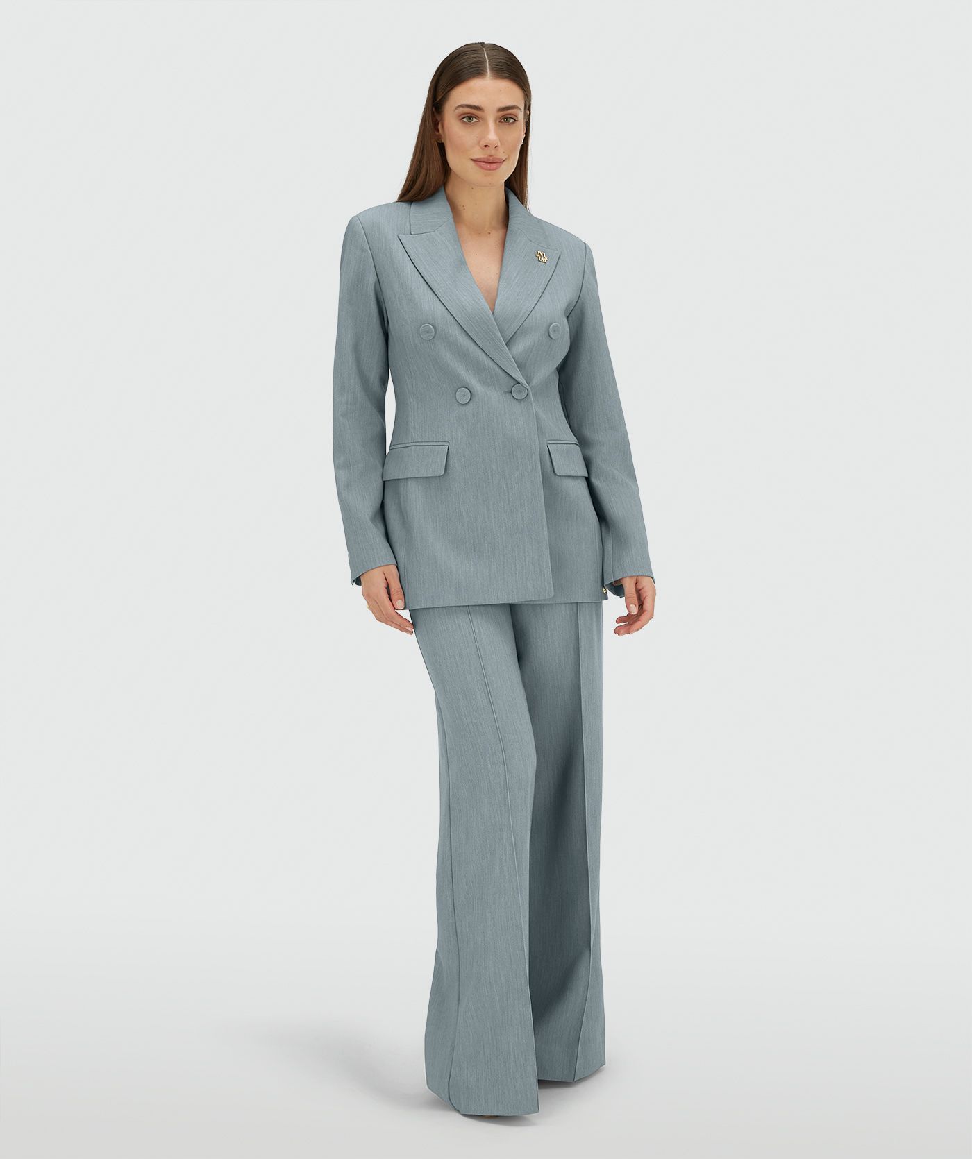 Model draagt een fitted blazer in de kleur Sky Blue Melange