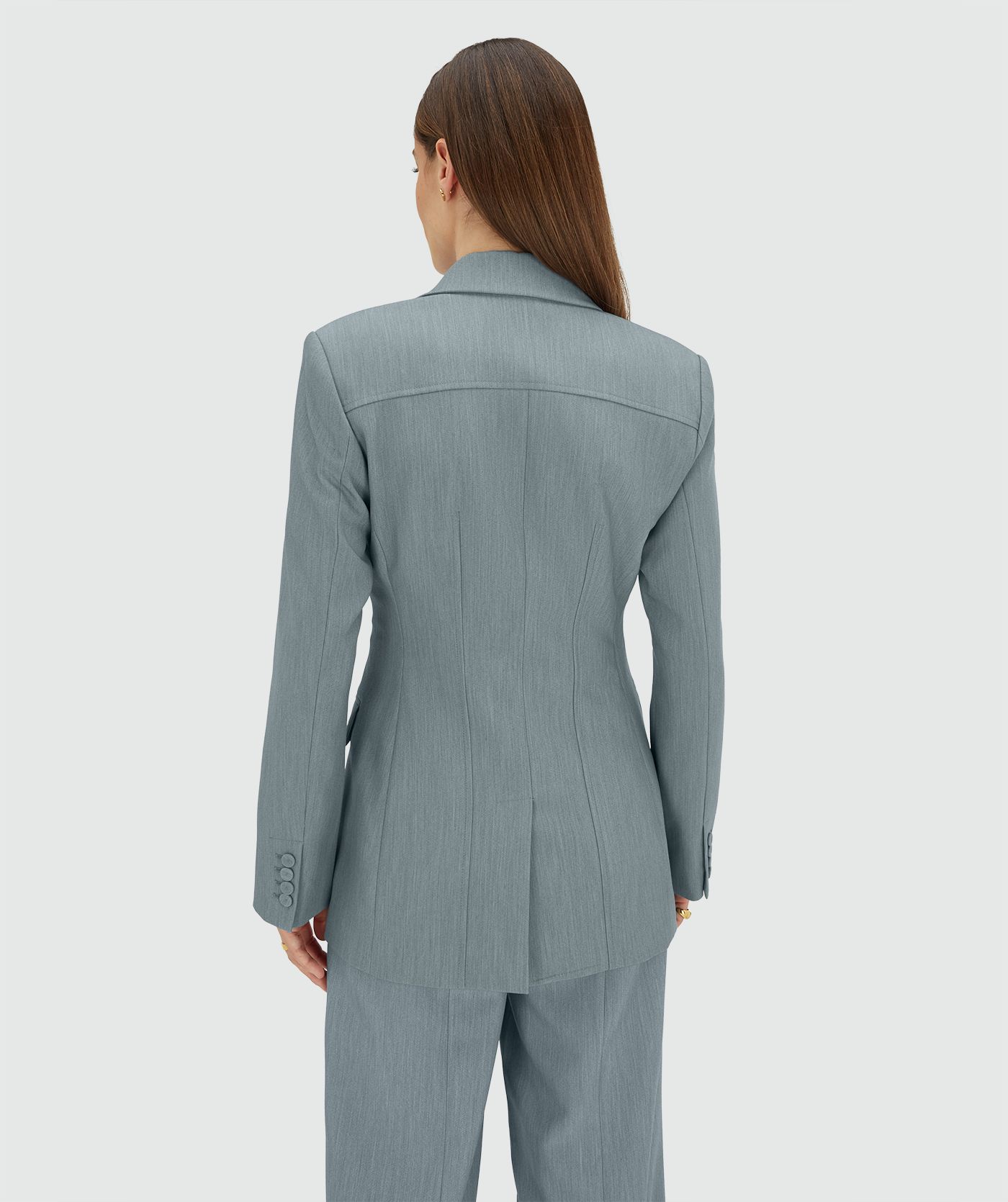 Achterzijde van een model in een fitted blazer in de kleur Sky Blue Melange