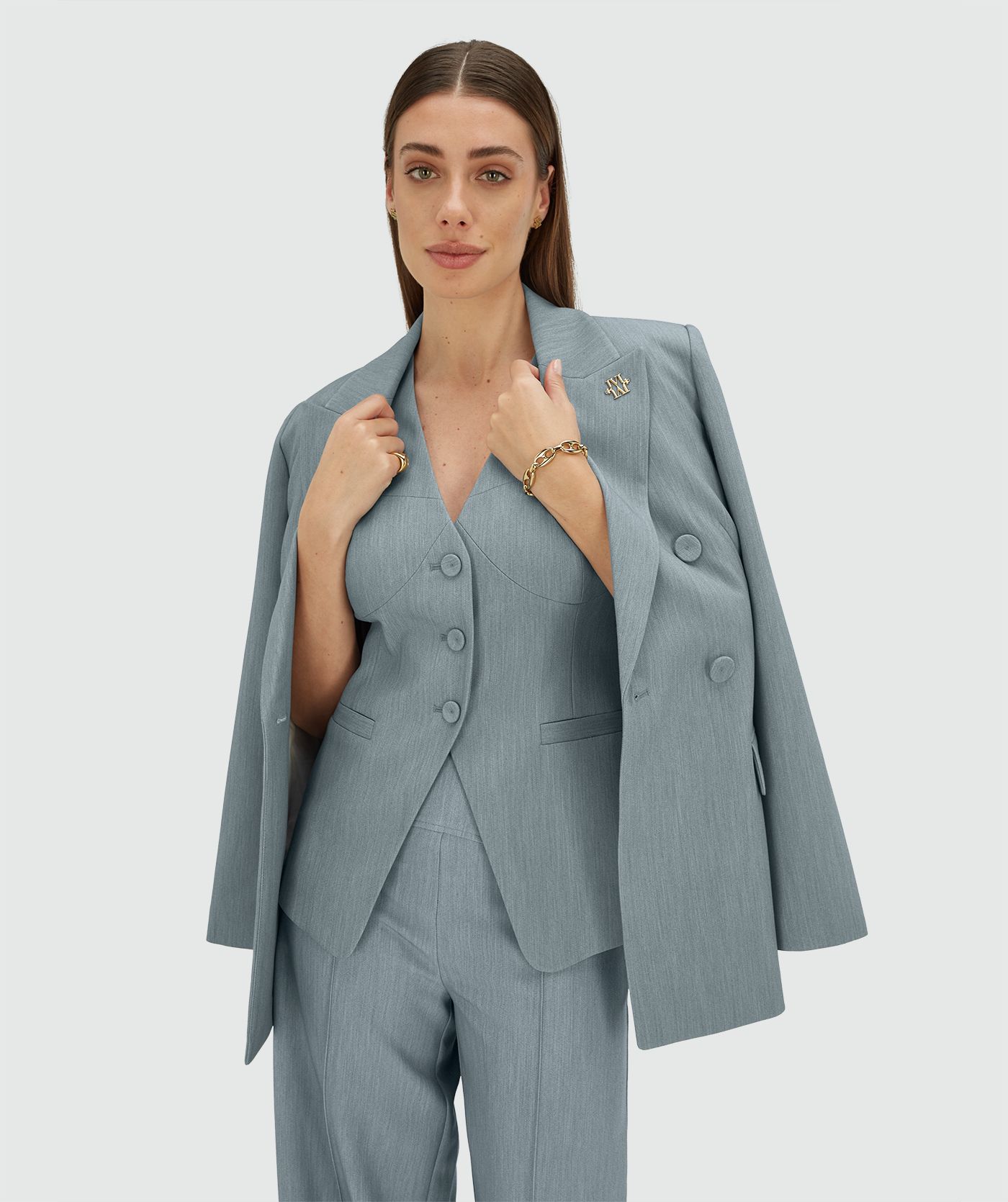 Model draagt een fitted blazer in de kleur Sky Blue Melange