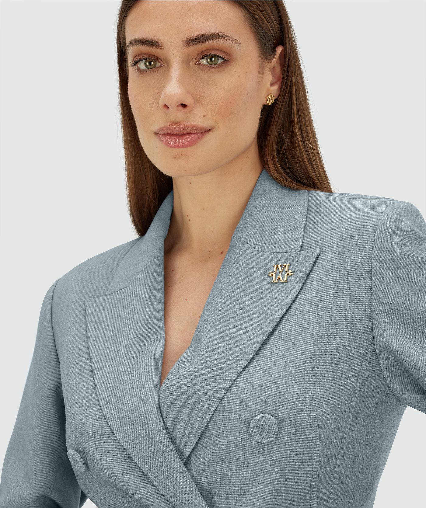 Model draagt een fitted blazer in de kleur Sky Blue Melange