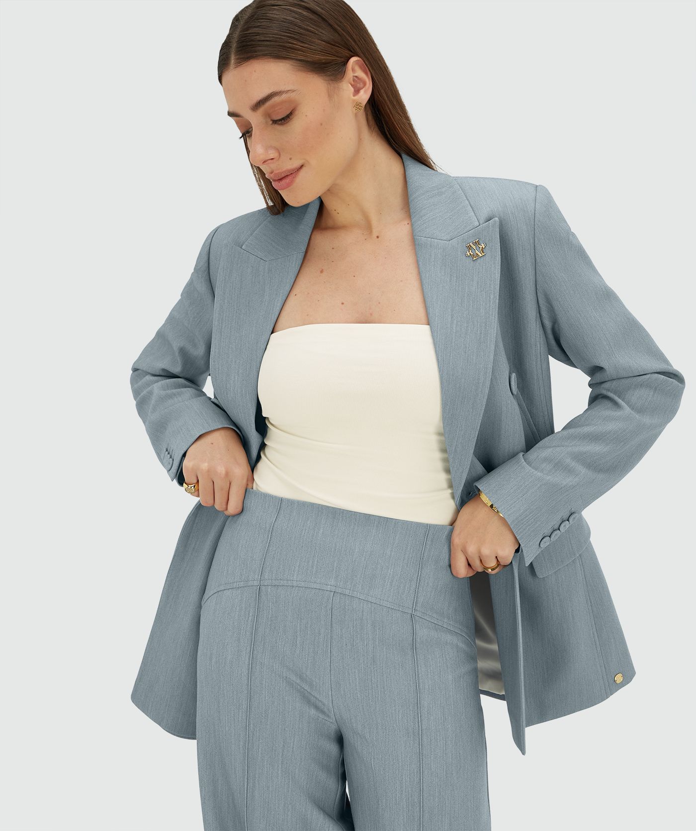 Model draagt een fitted blazer in de kleur Sky Blue Melange