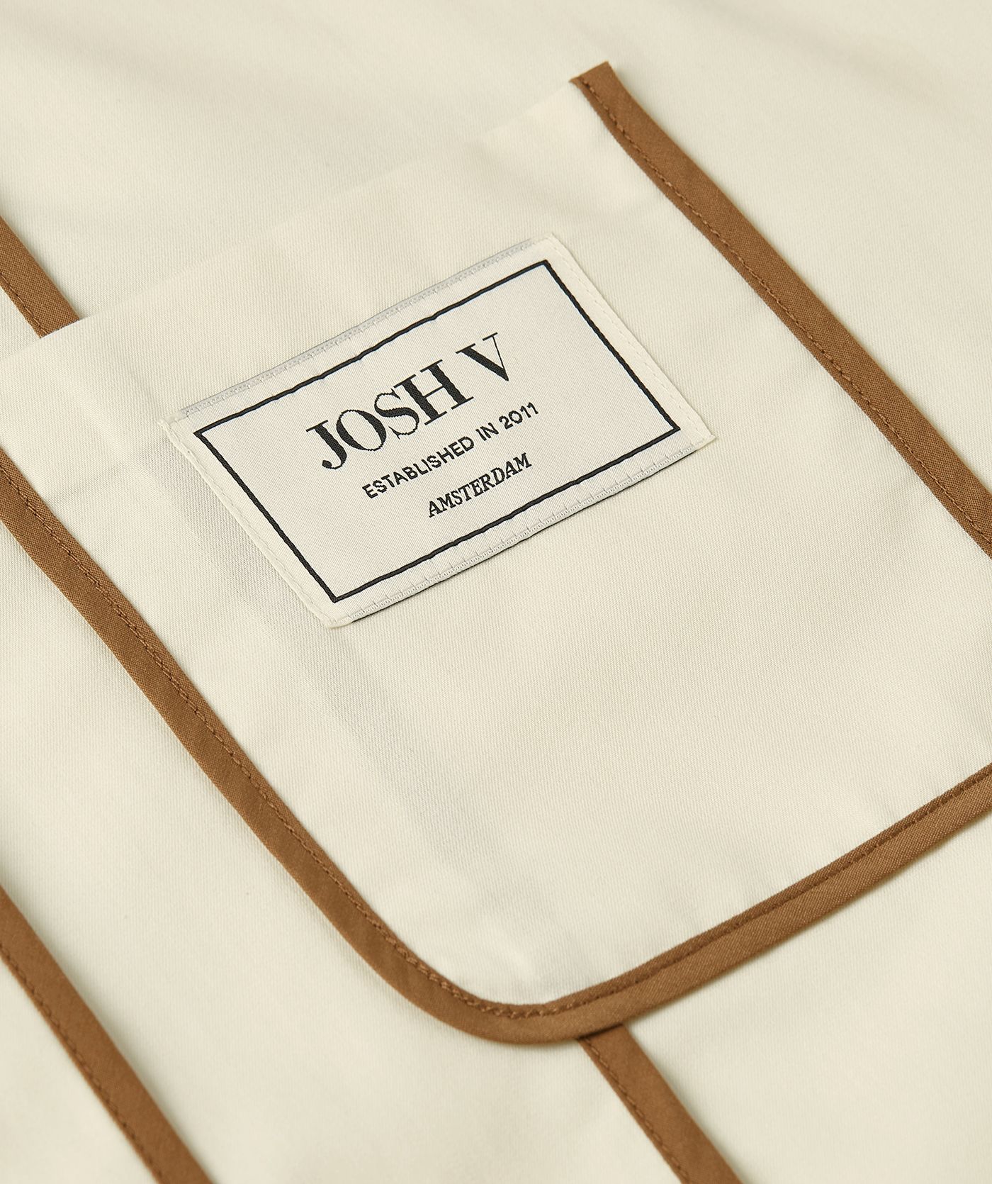 Close-up van een oversized blouse met bruine details