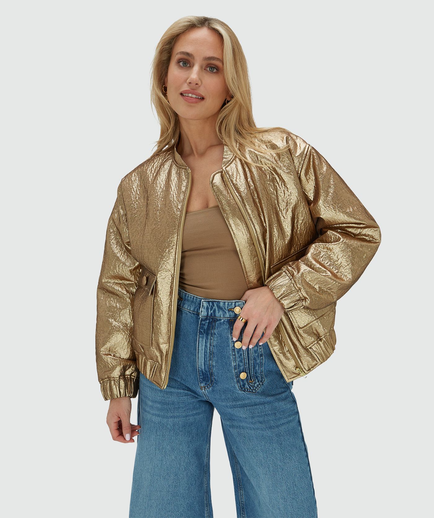 Model draagt een oversized bomber jacket in metallic in de kleur Bronze Gold