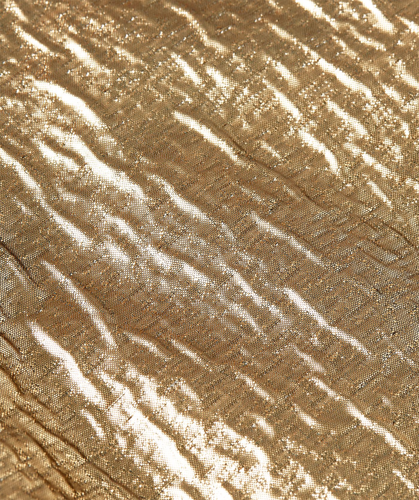 Close-up van metallic stof in de kleur Bronze Gold