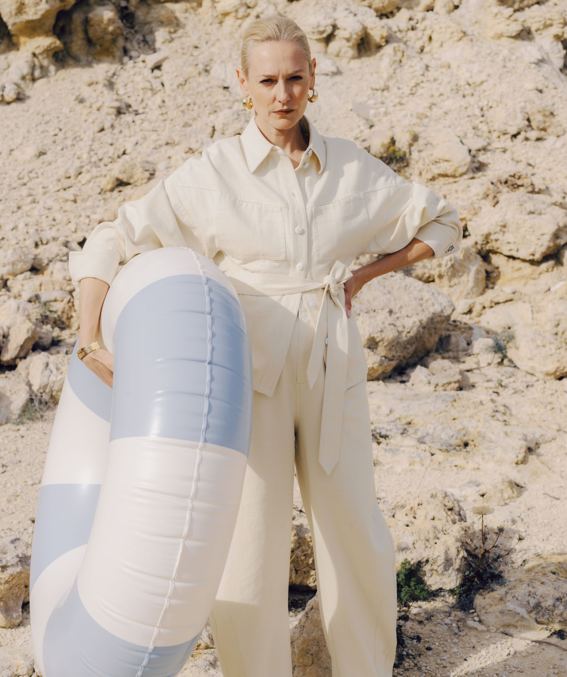 Model draagt een high waisted balloon fit broek met strikdetail in de waistband in de kleur Ecru