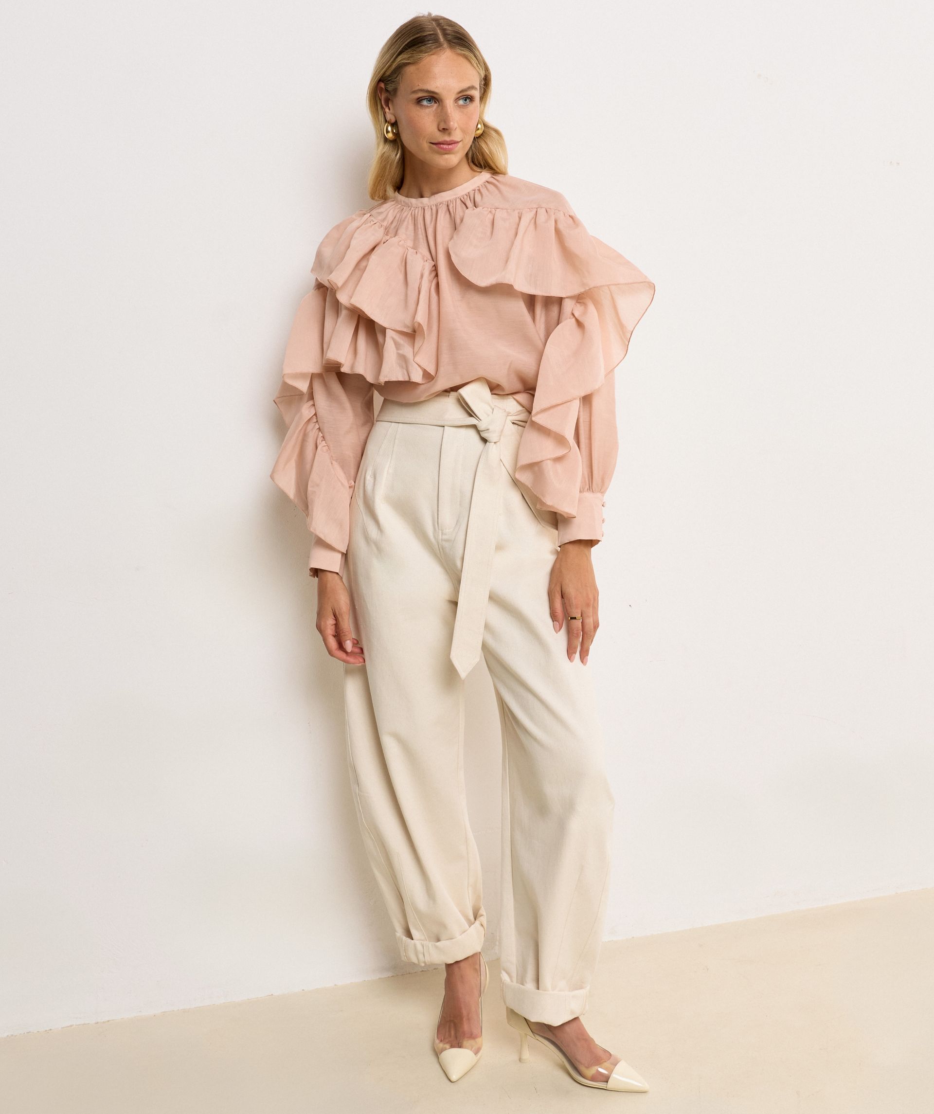 Model draagt een high waisted balloon fit broek met strikdetail in de waistband in de kleur Ecru