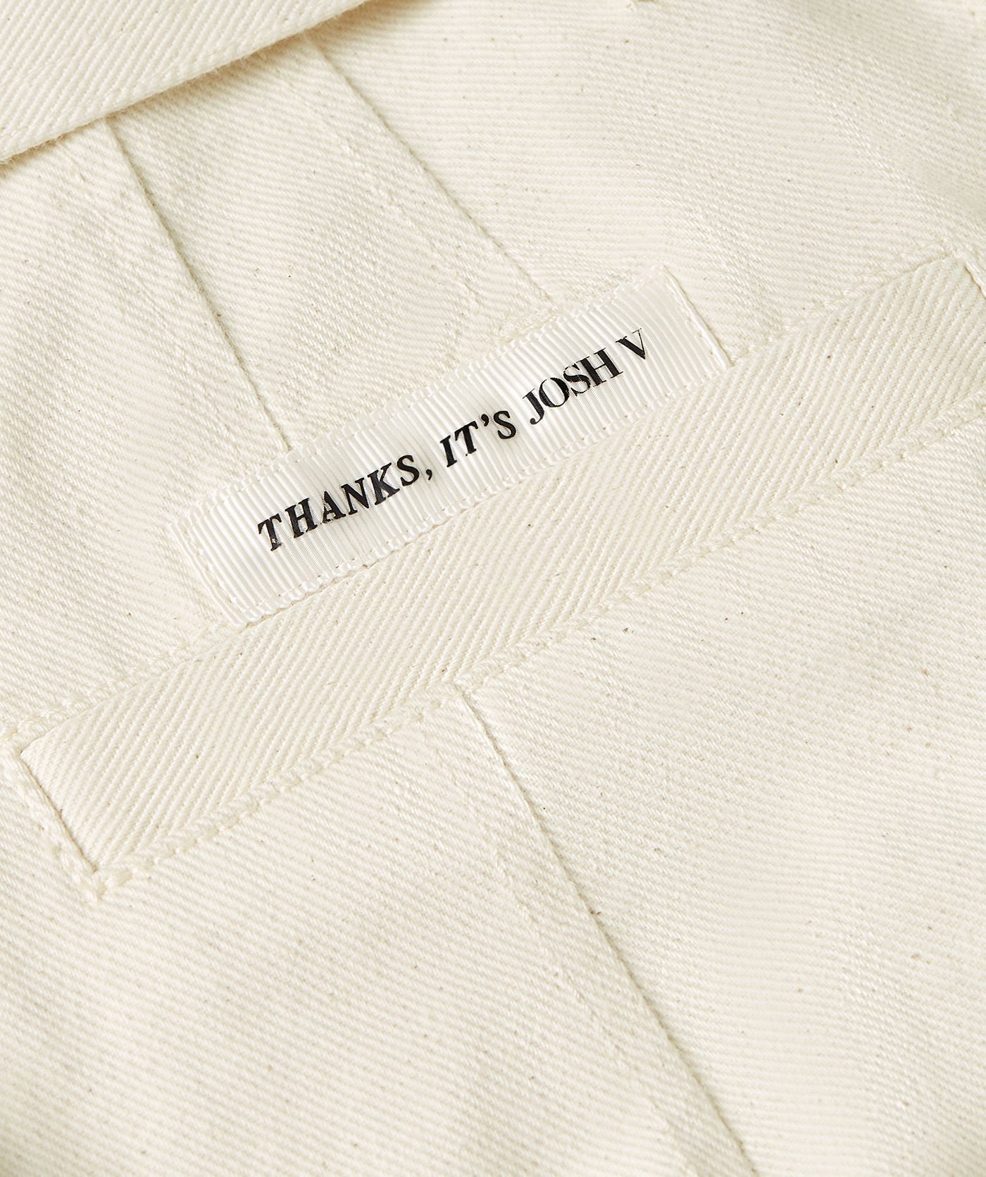 Close-up van een high waisted balloon fit broek met strikdetail in de waistband in de kleur Ecru