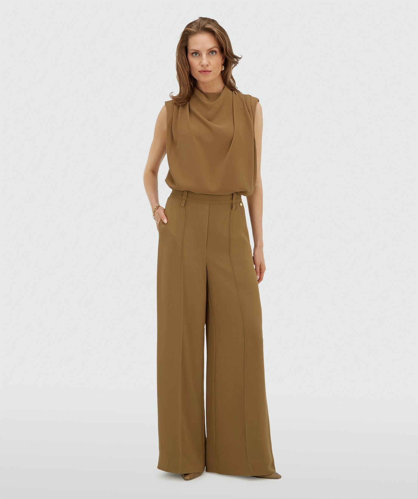 Model draagt een losvallende top in de kleur Khaki