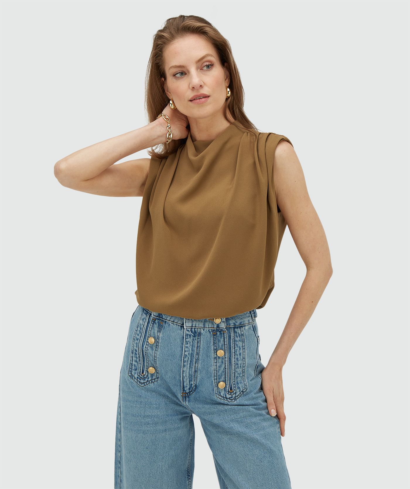 Model draagt een losvallende top in de kleur Khaki