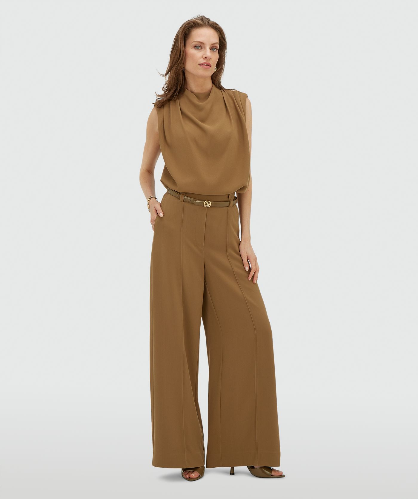 Model draagt een losvallende top in de kleur Khaki