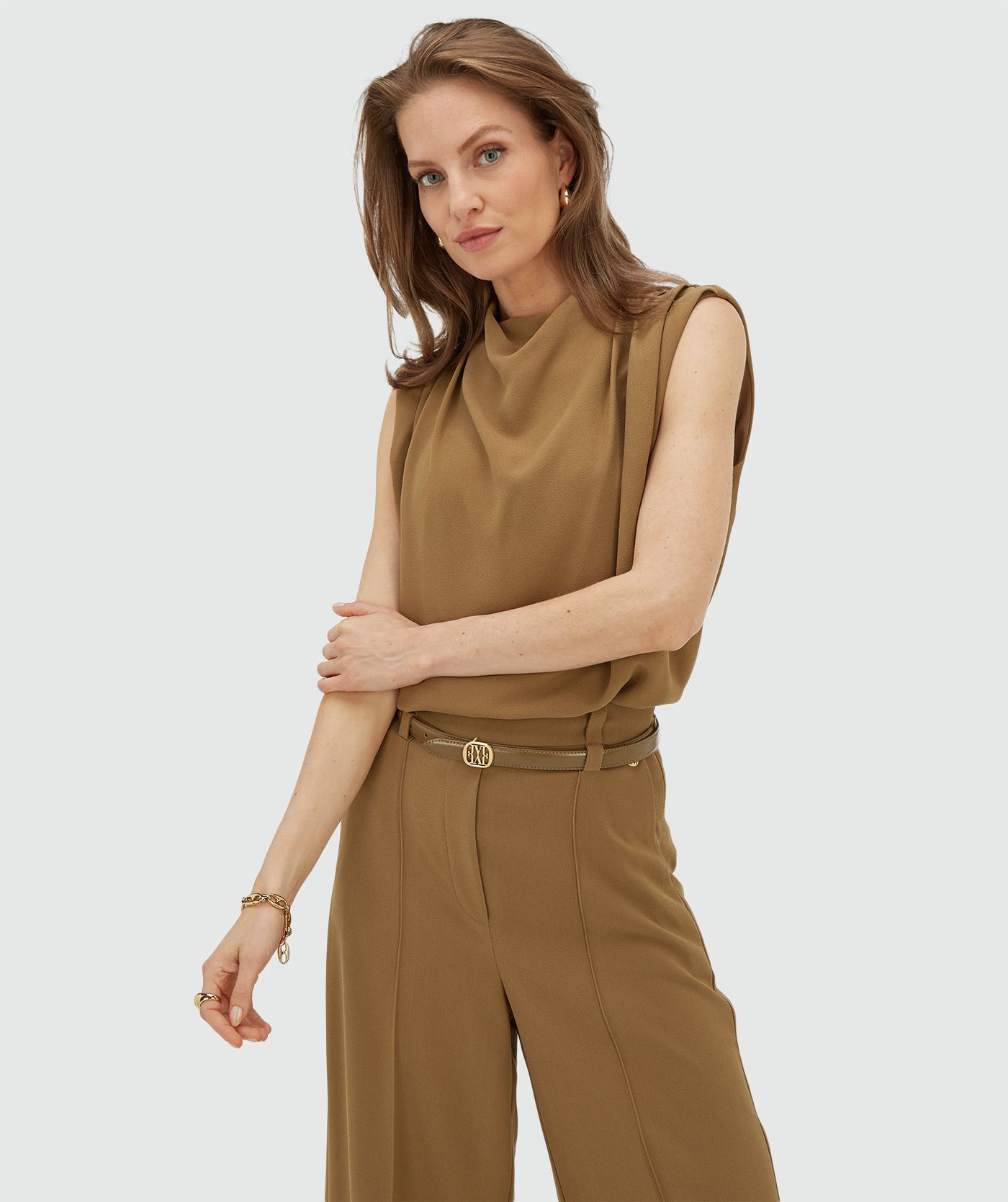 Model draagt een losvallende top in de kleur Khaki