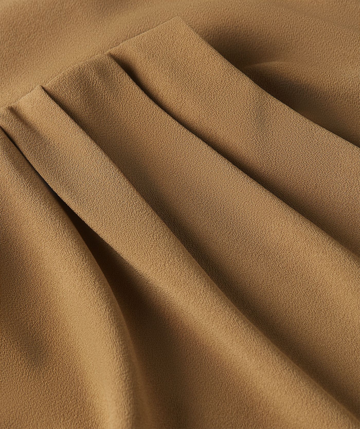 Close-up van een losvallende top in de kleur Khaki