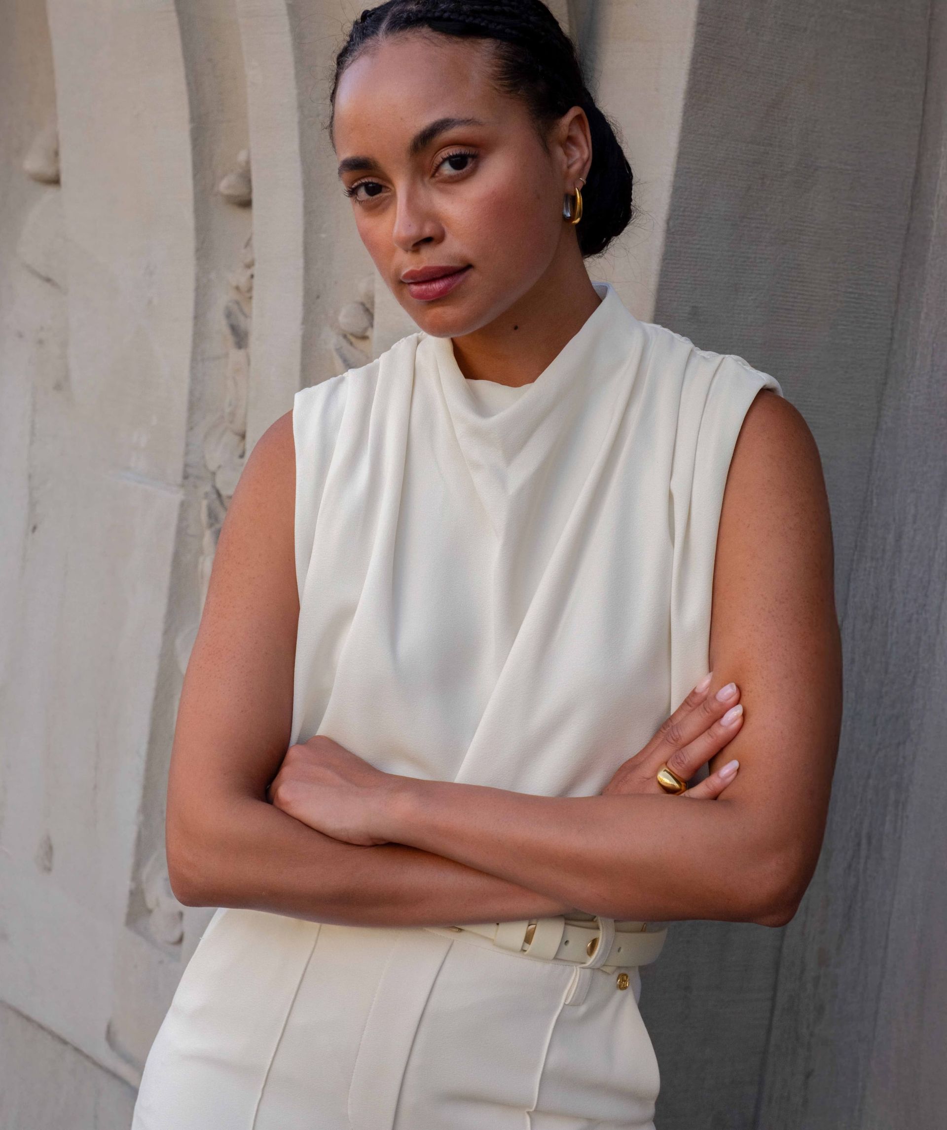 Model draagt een losvallende top in de kleur Off White