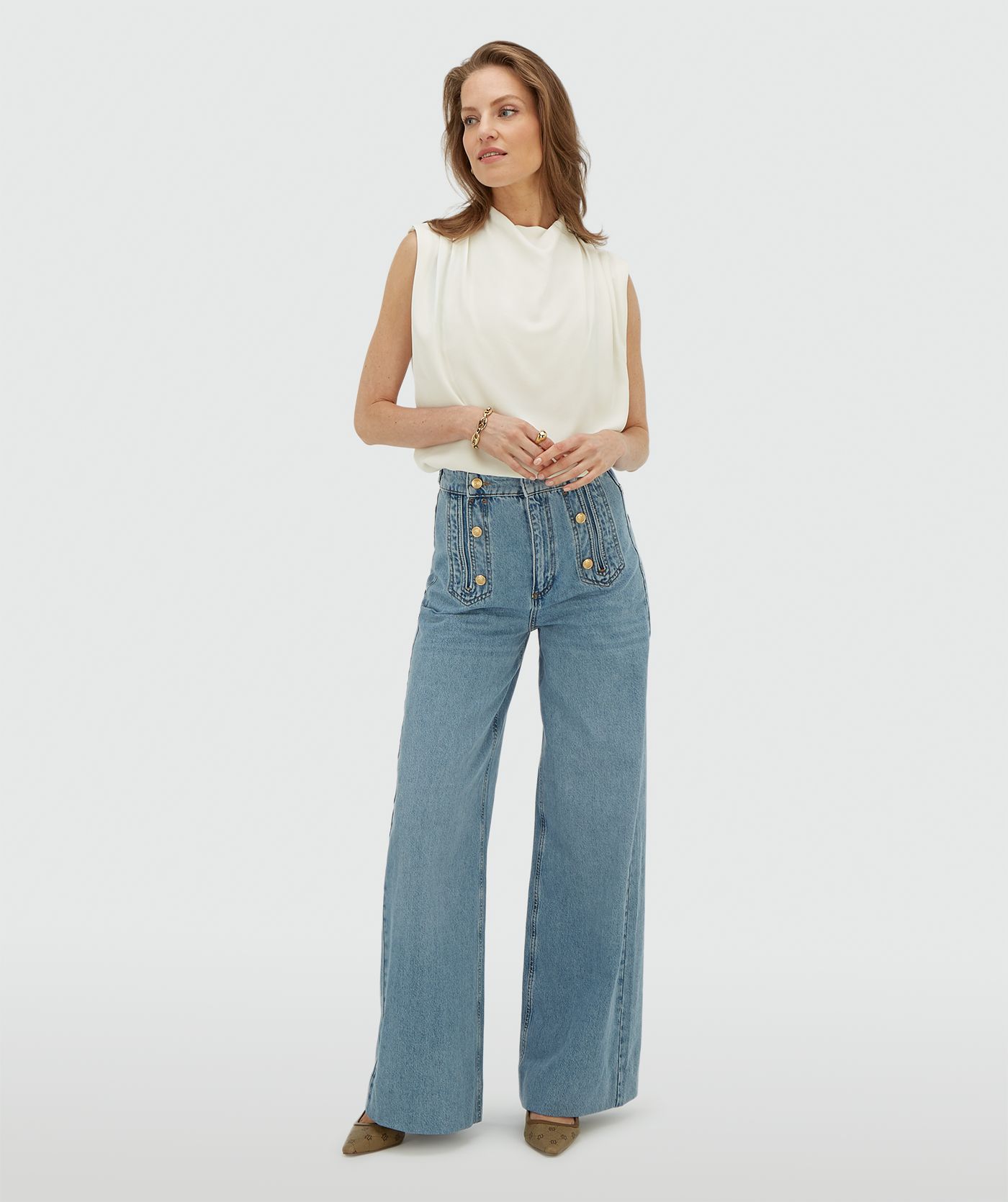 Model draagt een losvallende top in de kleur Off White