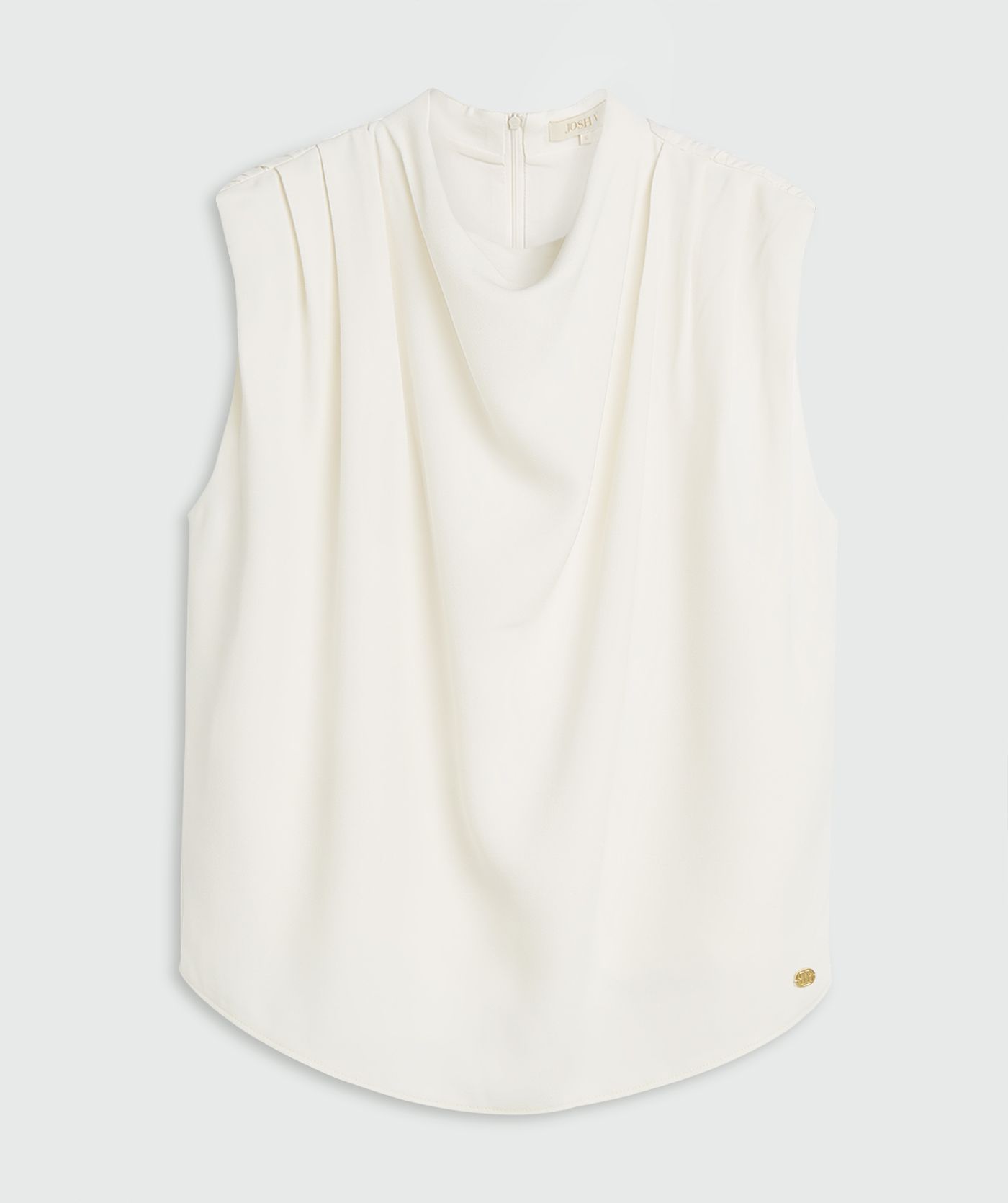 Een losvallende top in de kleur Off White, weergegeven op een lichtgrijze achtergrond