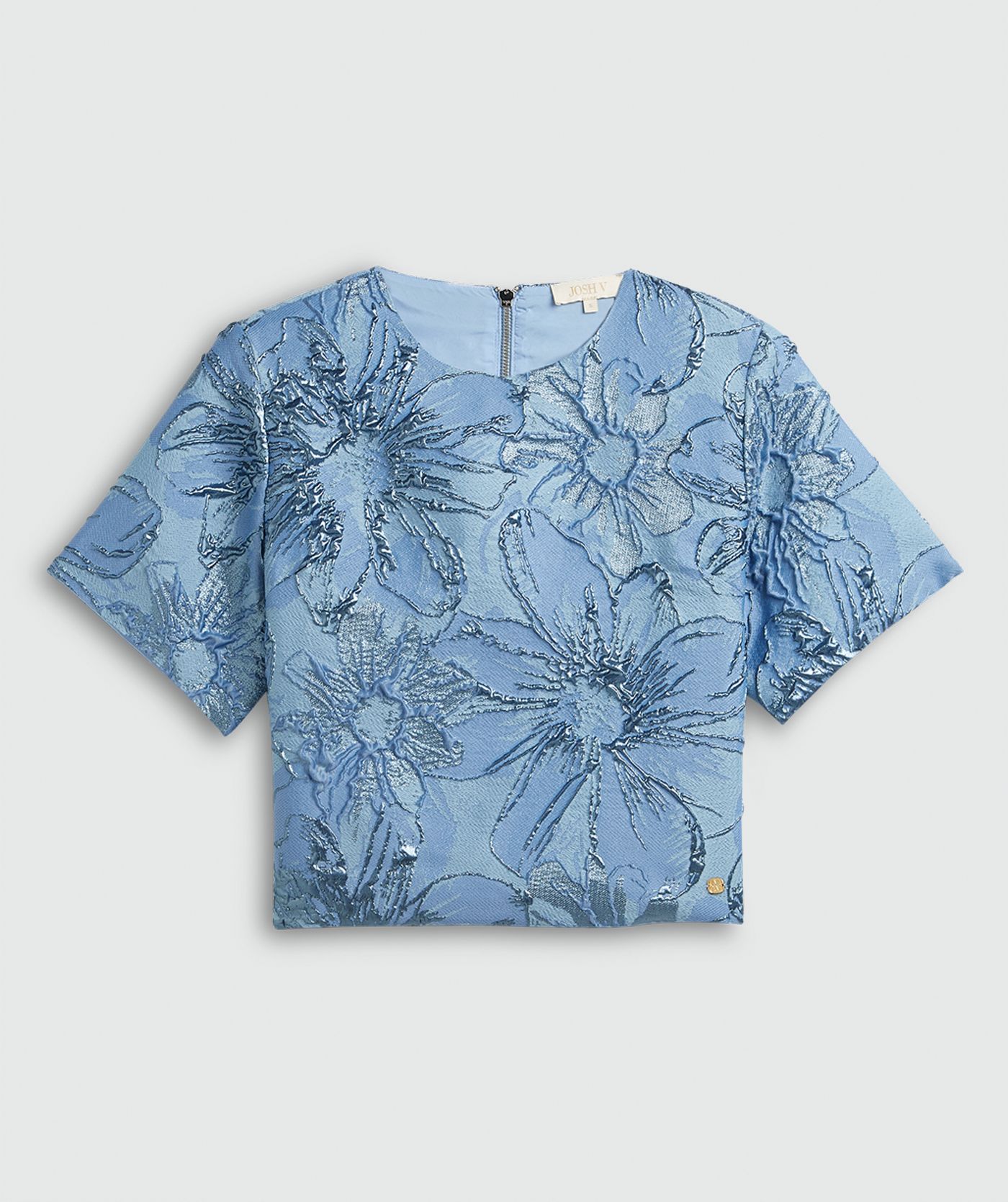 Een cropped top met metallic details in de kleur Fresh Blue, weergegeven op een lichtgrijze achtergrond