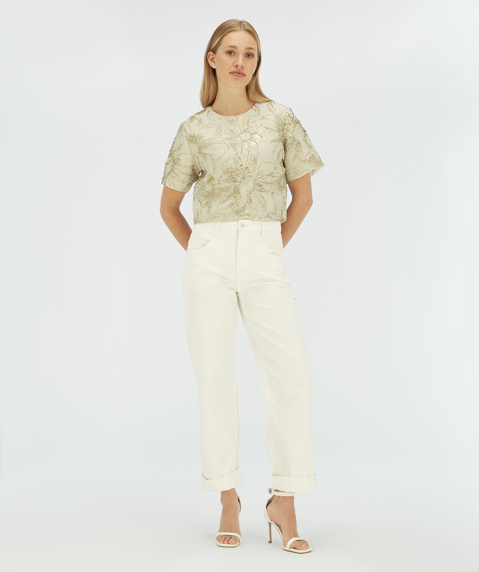 Model draagt een cropped top met bloemen print.
