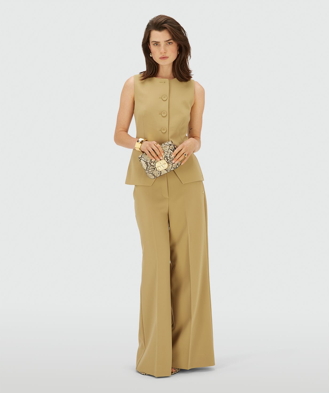 Model draagt een Mustard Yellow mouwloos gilet met knoopsluiting