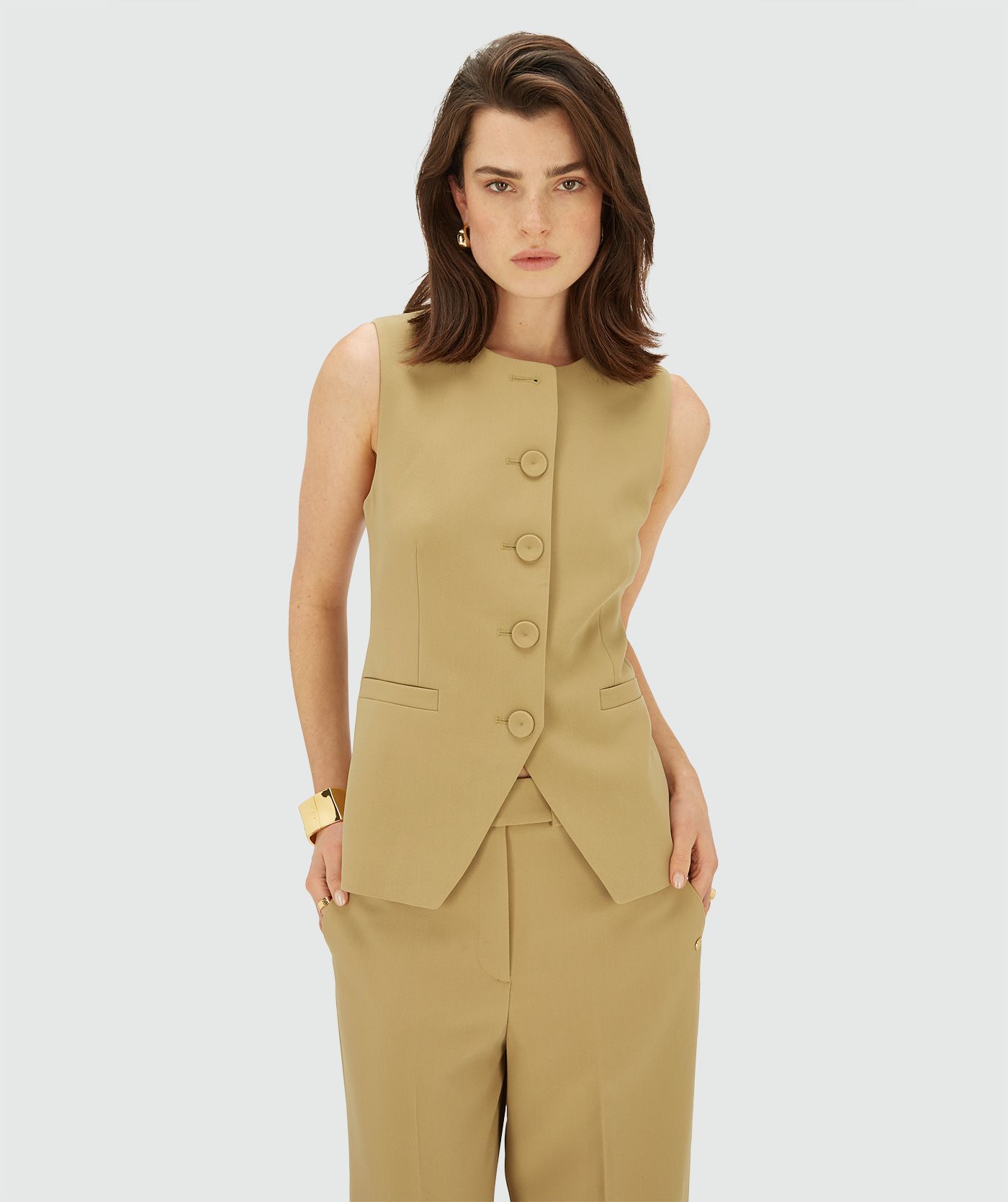 Model draagt een Mustard Yellow mouwloos gilet met knoopsluiting